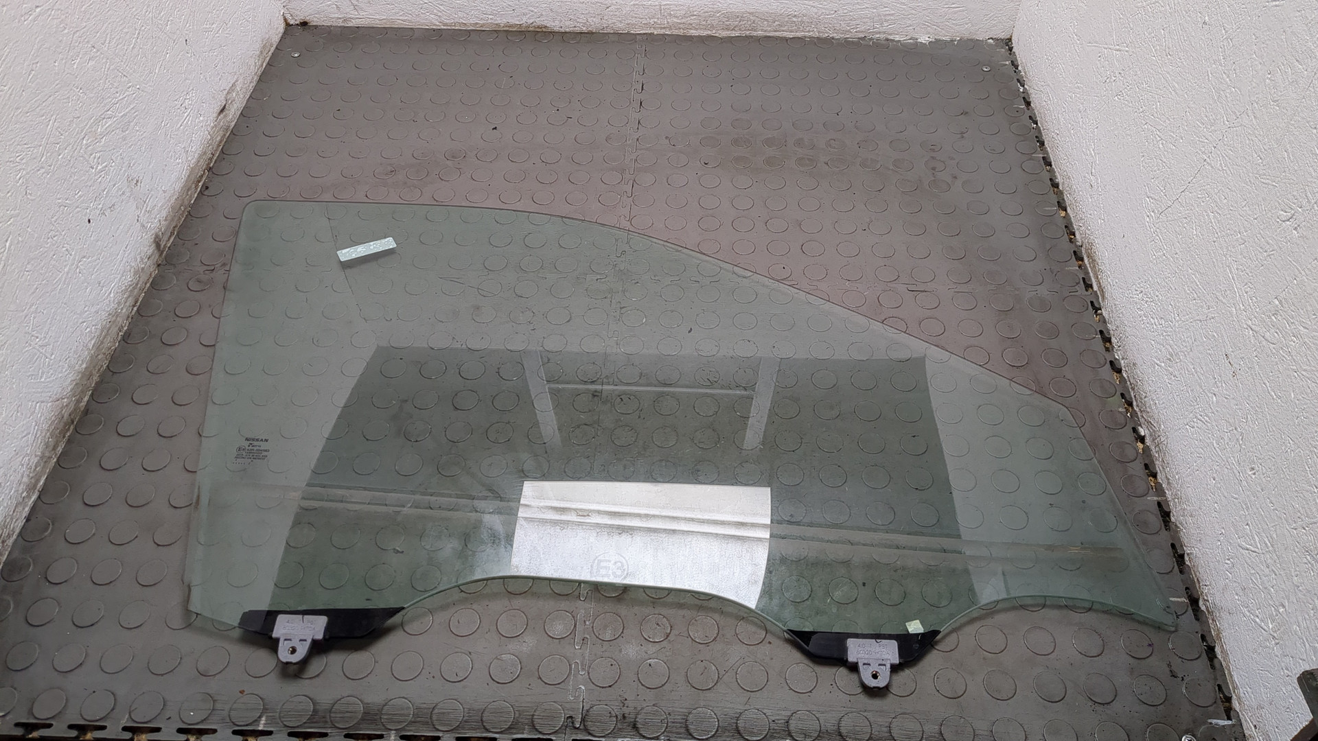 Стекло двери передней правой