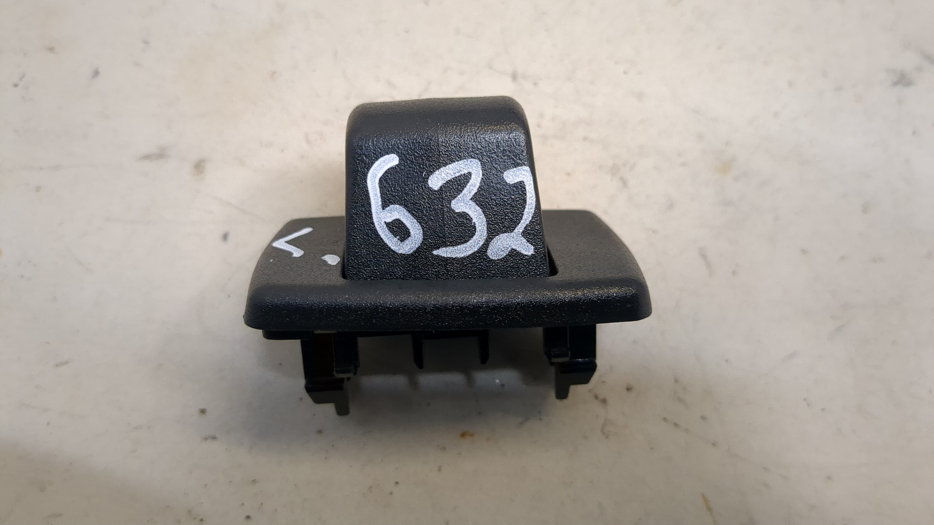 Кронштейн солнцезащитного козырька