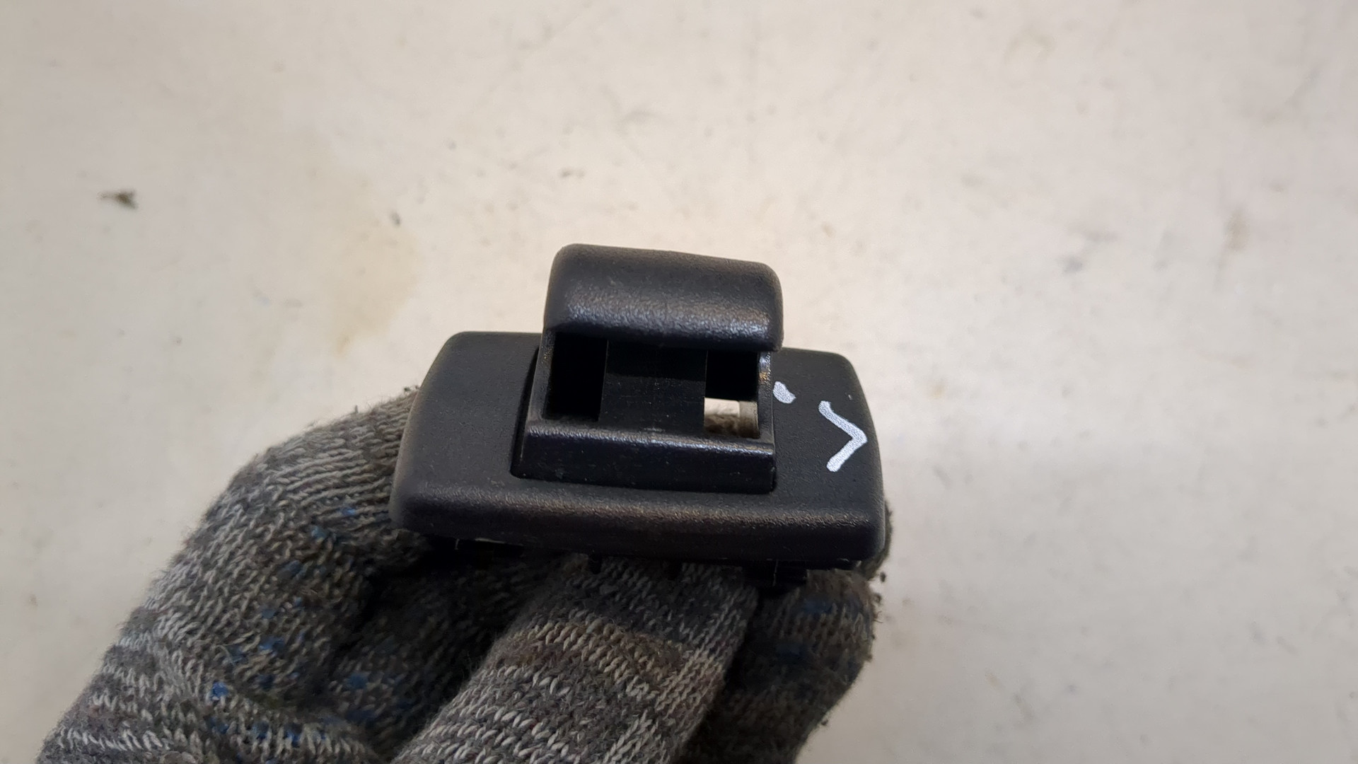 Кронштейн солнцезащитного козырька