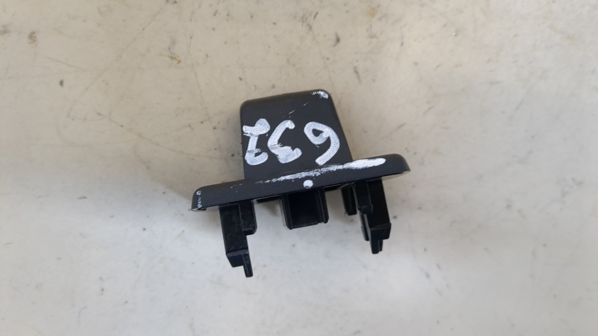 Кронштейн солнцезащитного козырька