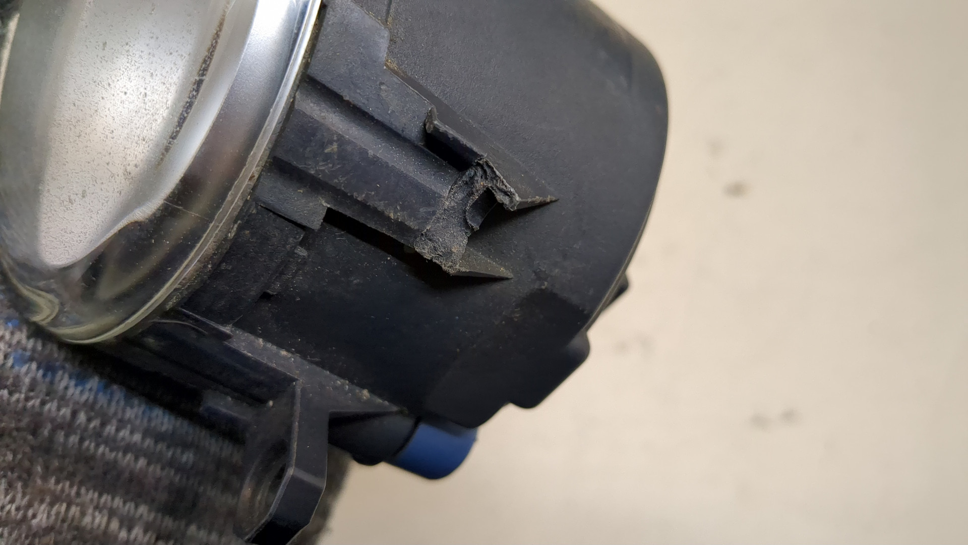 Фара противотуманная левая