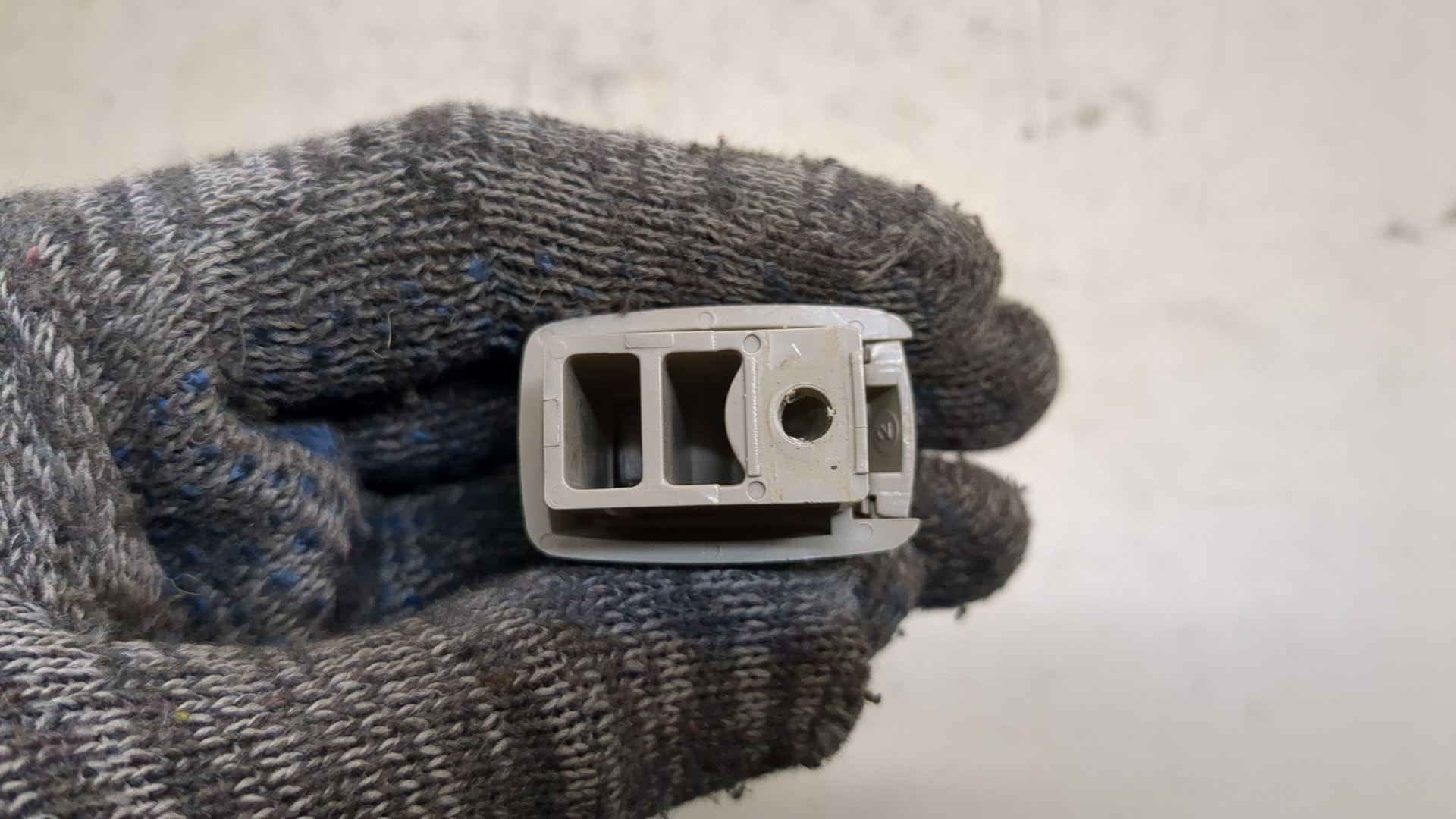 Кронштейн солнцезащитного козырька