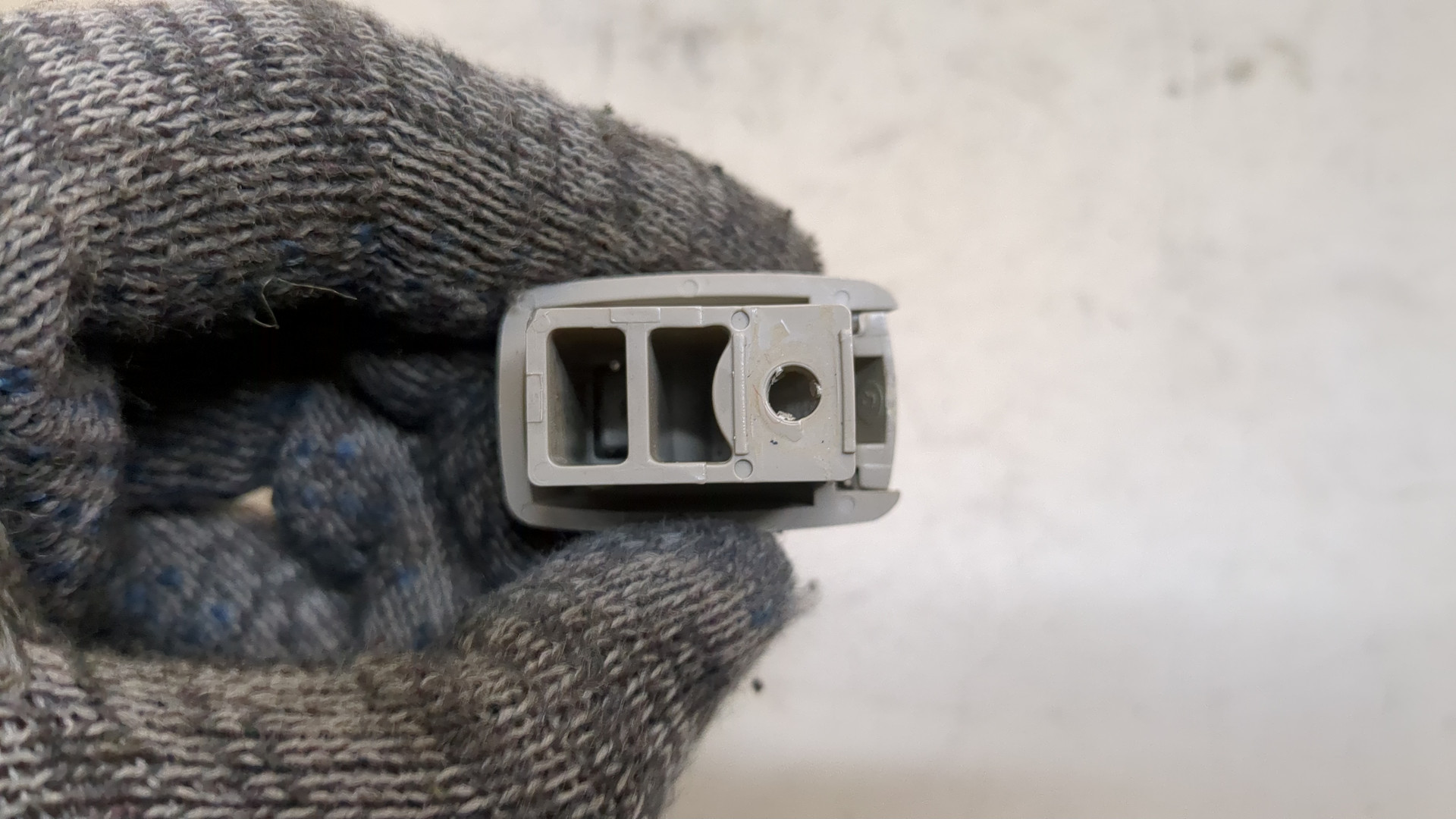 Кронштейн солнцезащитного козырька