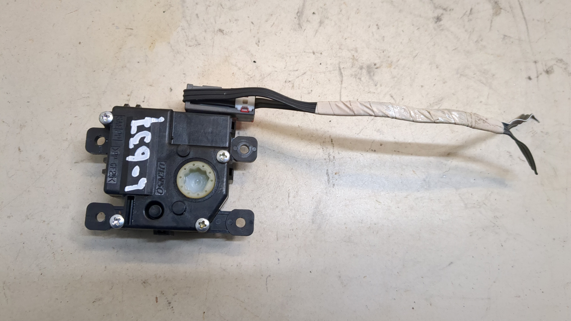 Моторчик заслонки печки