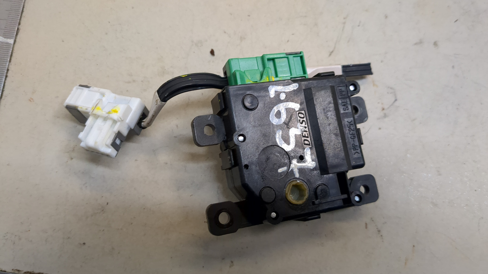 Моторчик заслонки печки