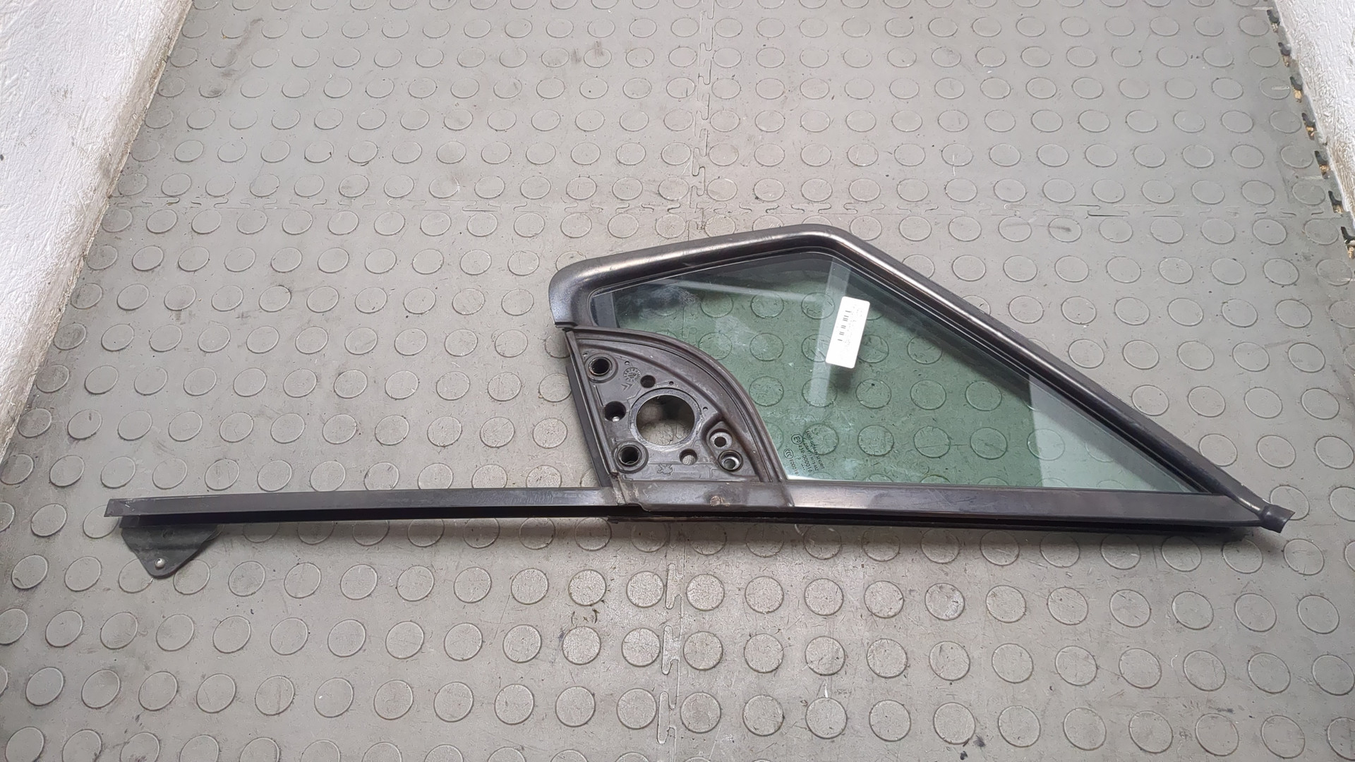 Стекло двери передней левой (форточка)