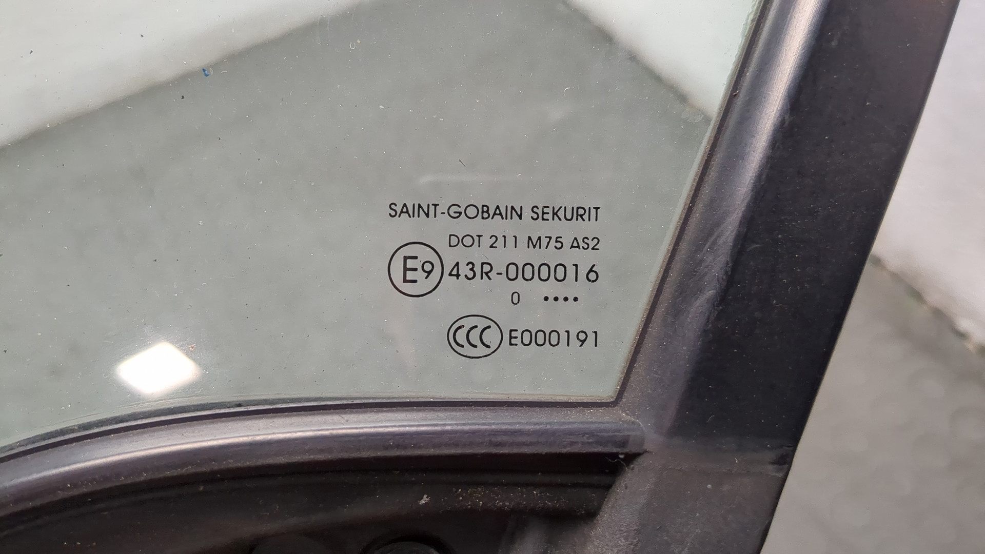 Стекло двери передней левой (форточка)