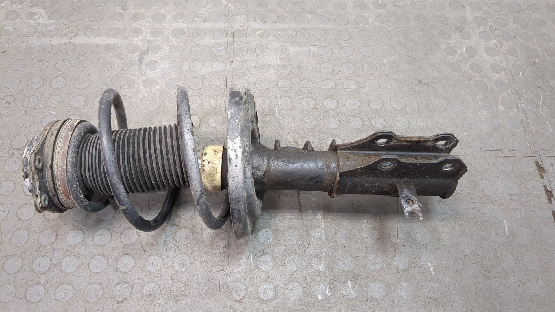 Амортизатор передний левый