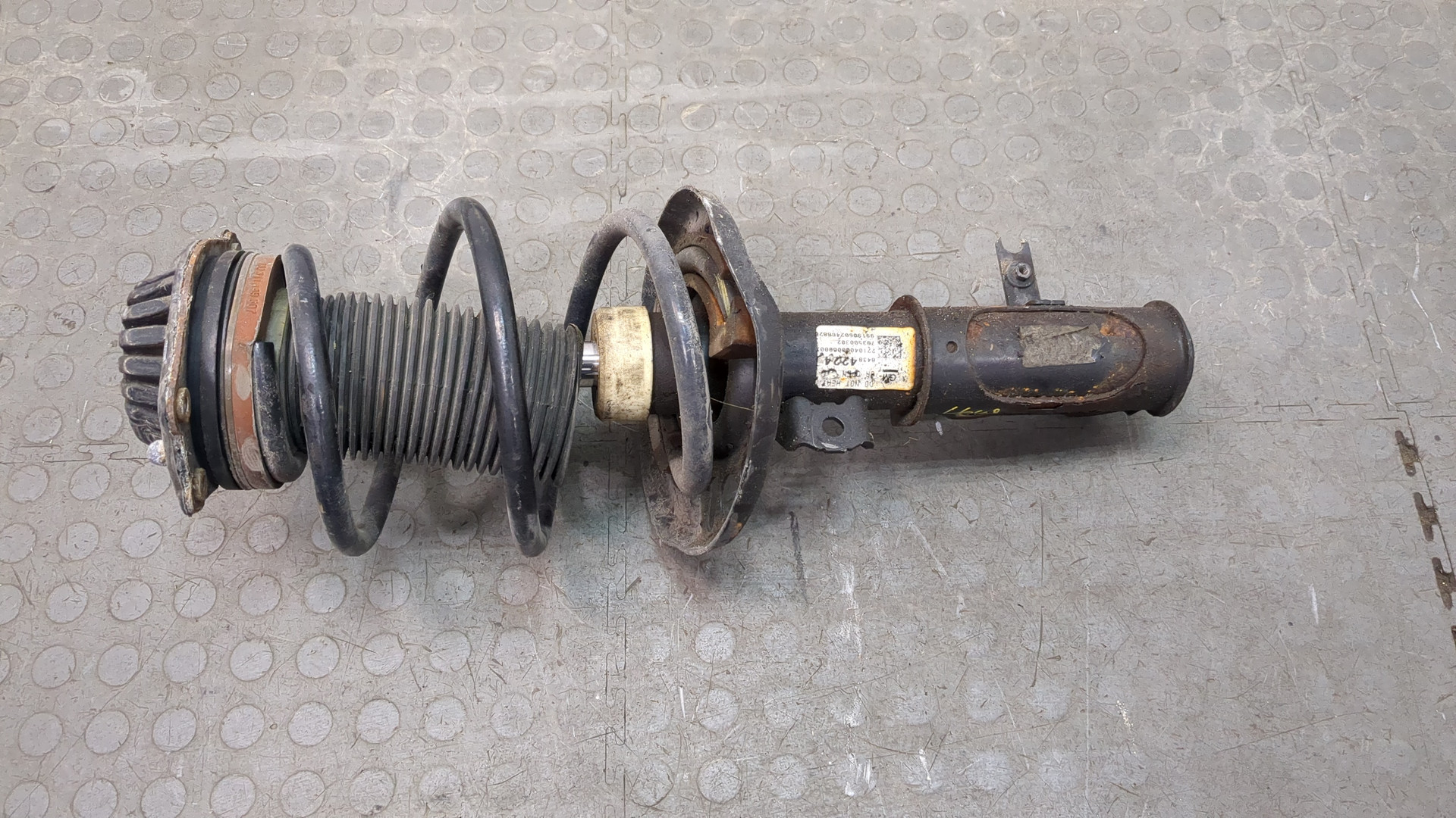 Амортизатор передний левый