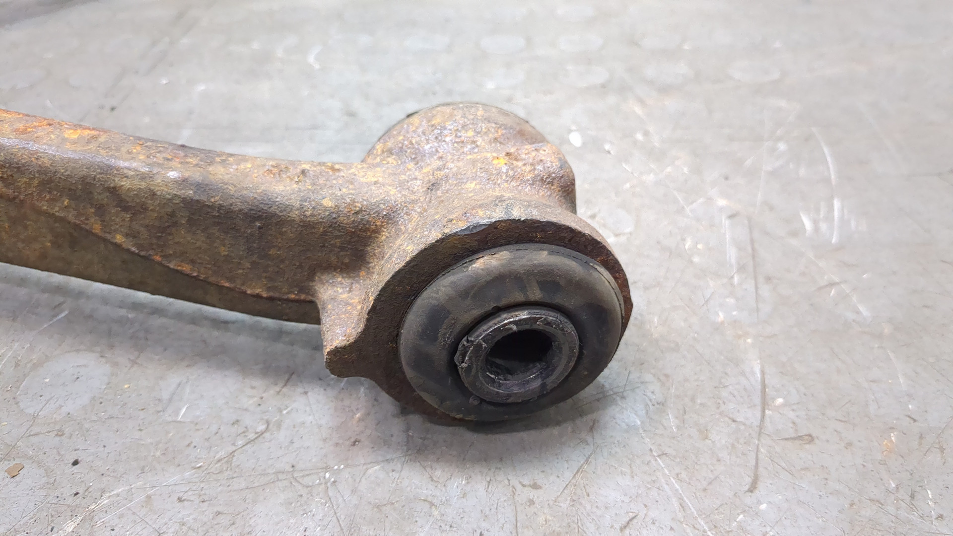 Рычаг передний левый