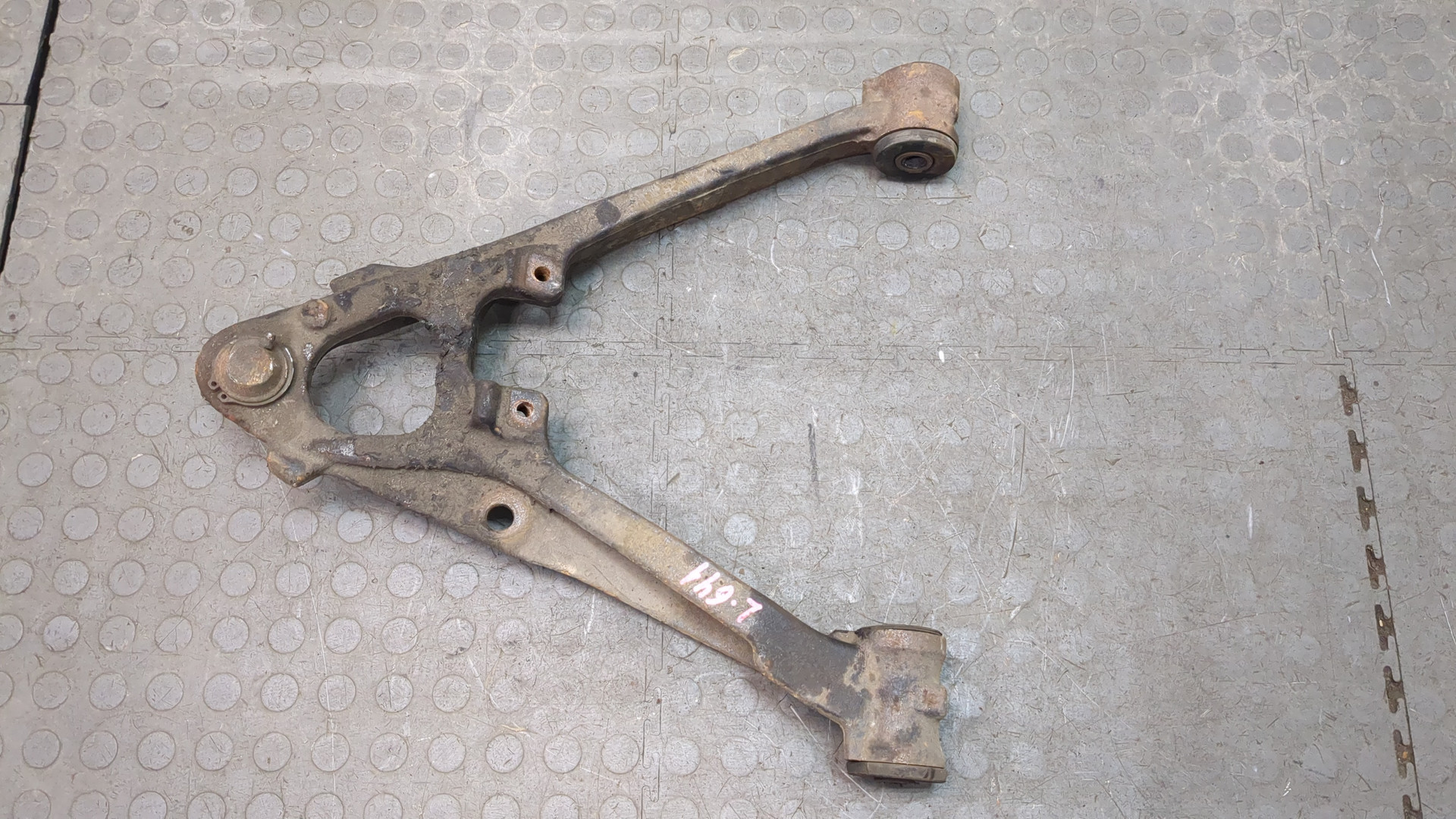 Рычаг передний левый