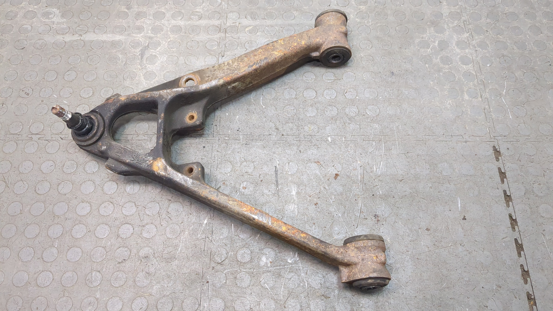 Рычаг передний левый