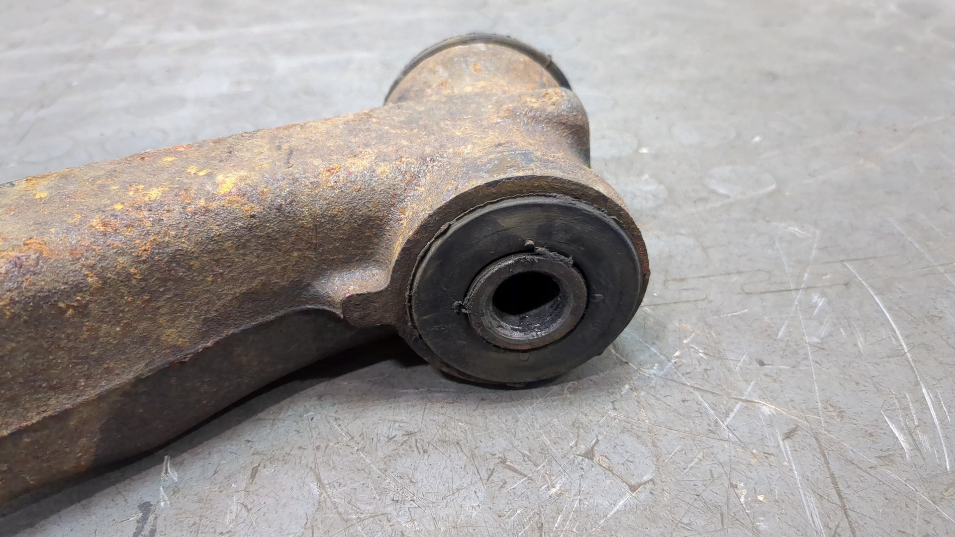 Рычаг передний левый