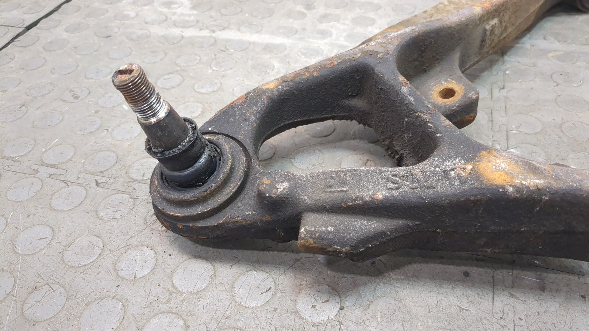 Рычаг передний левый