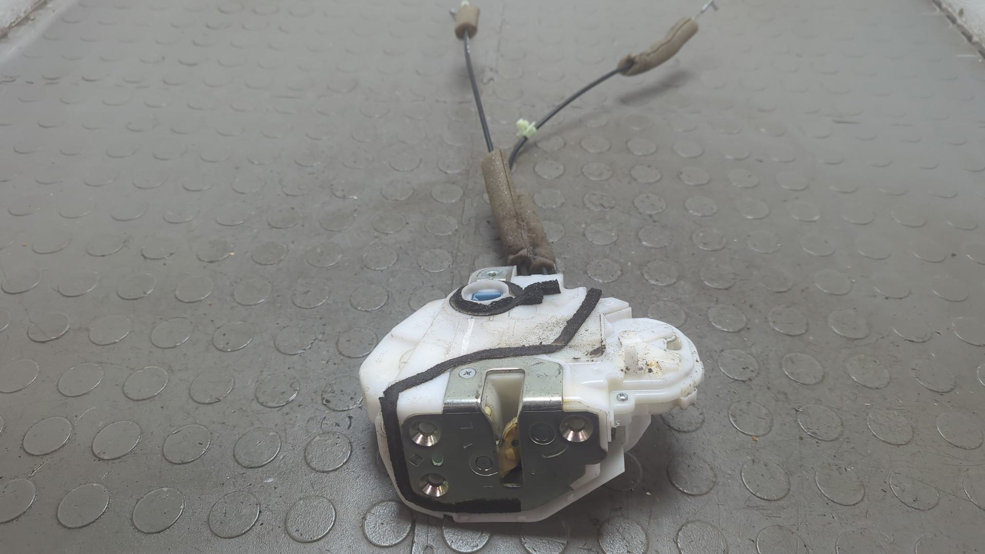 Замок двери задней левой