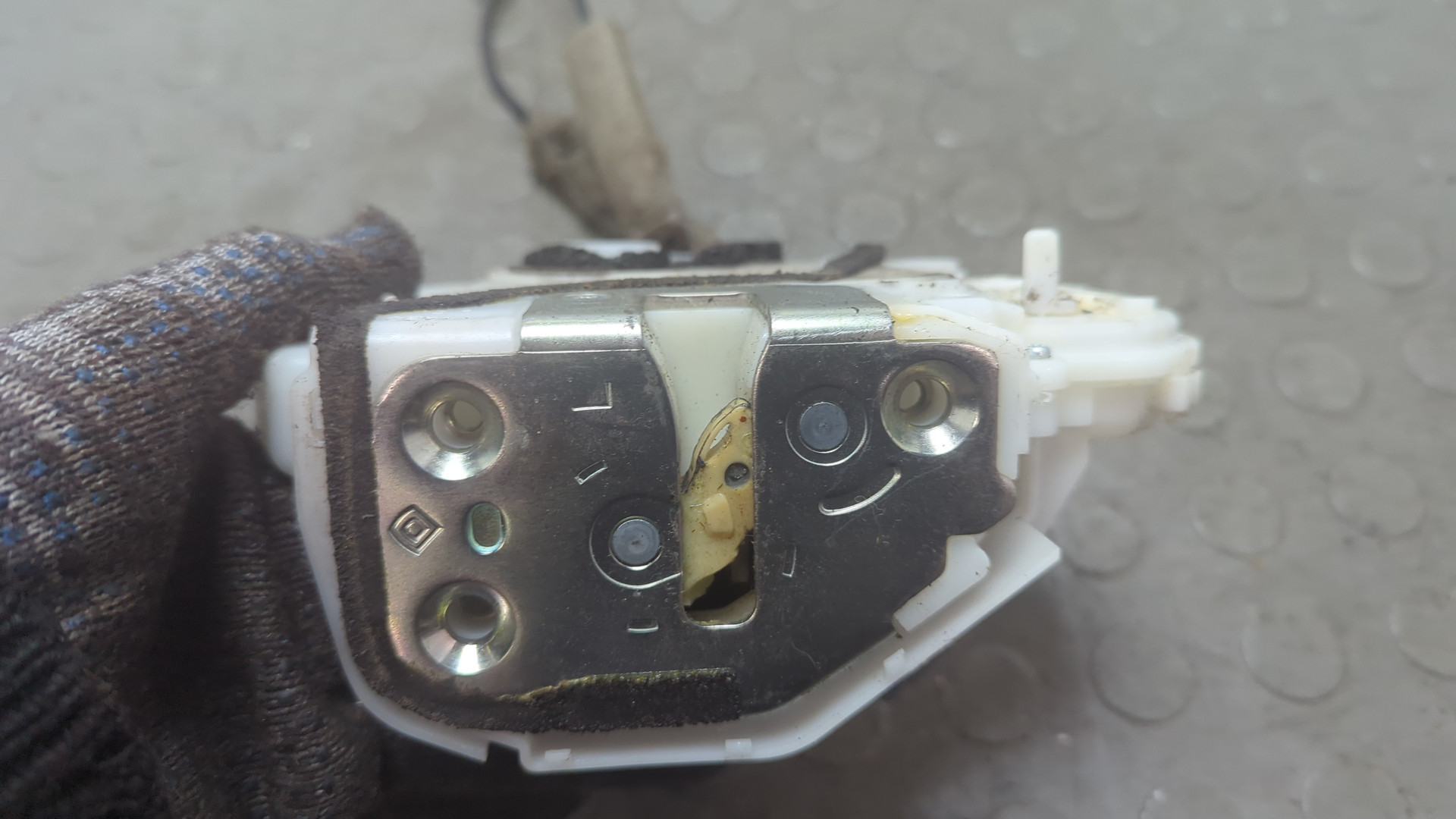 Замок двери задней левой