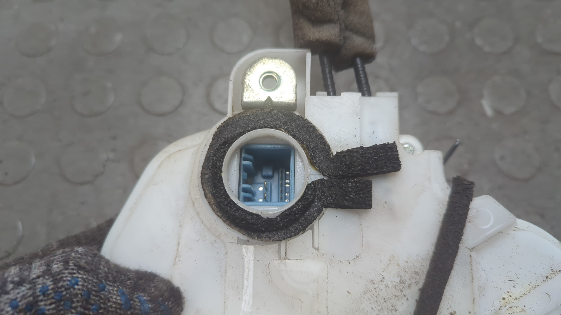 Замок двери задней левой