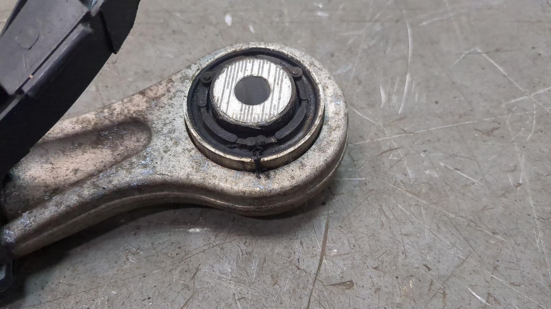 Рычаг задний левый