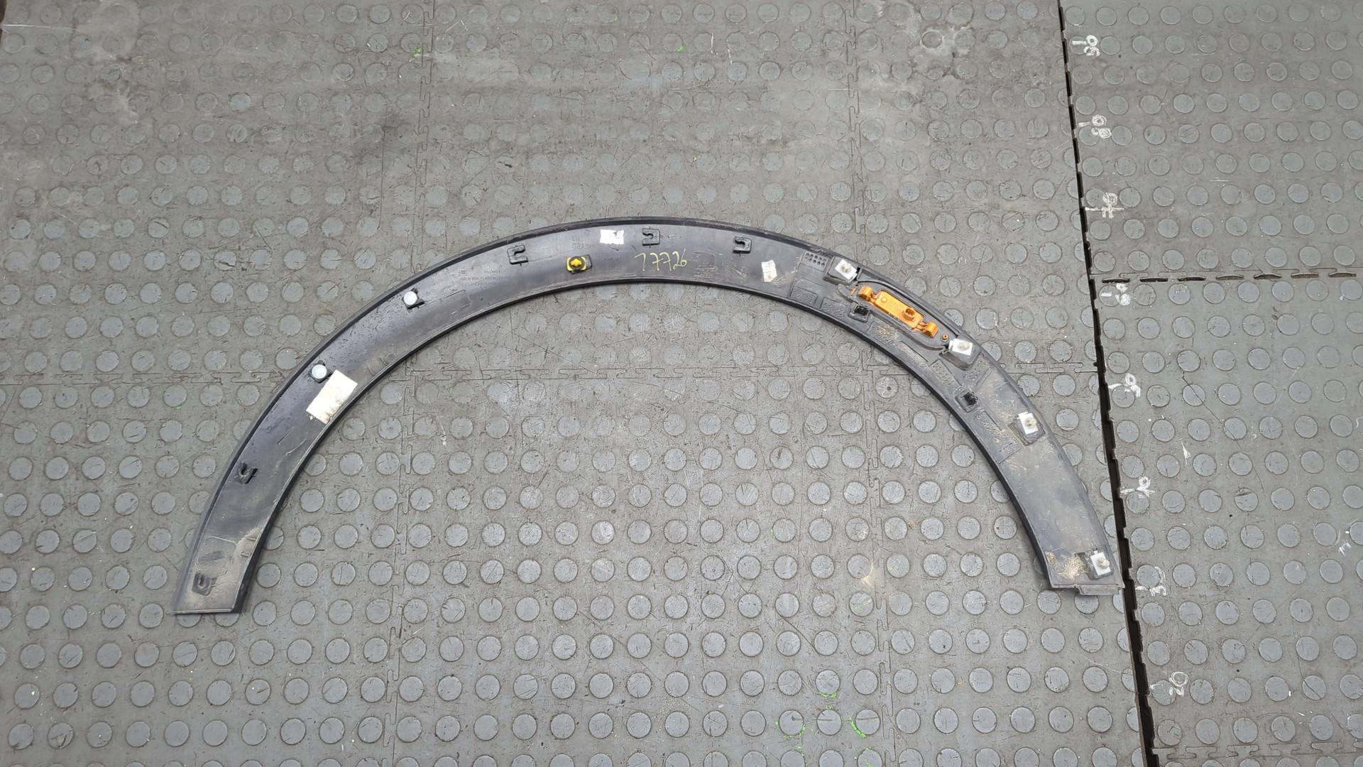 Накладка переднего крыла левого