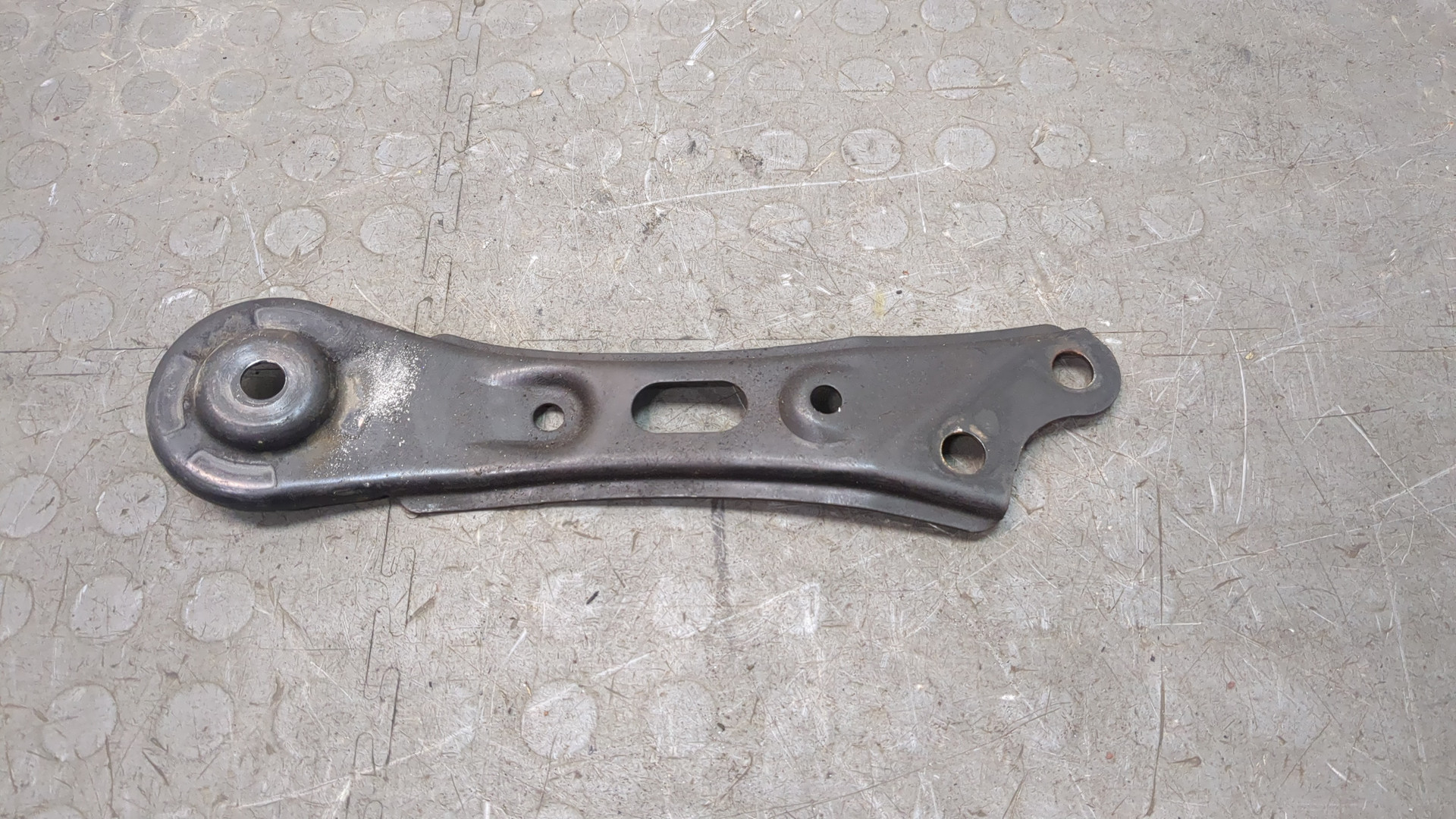 Кронштейн передней балки