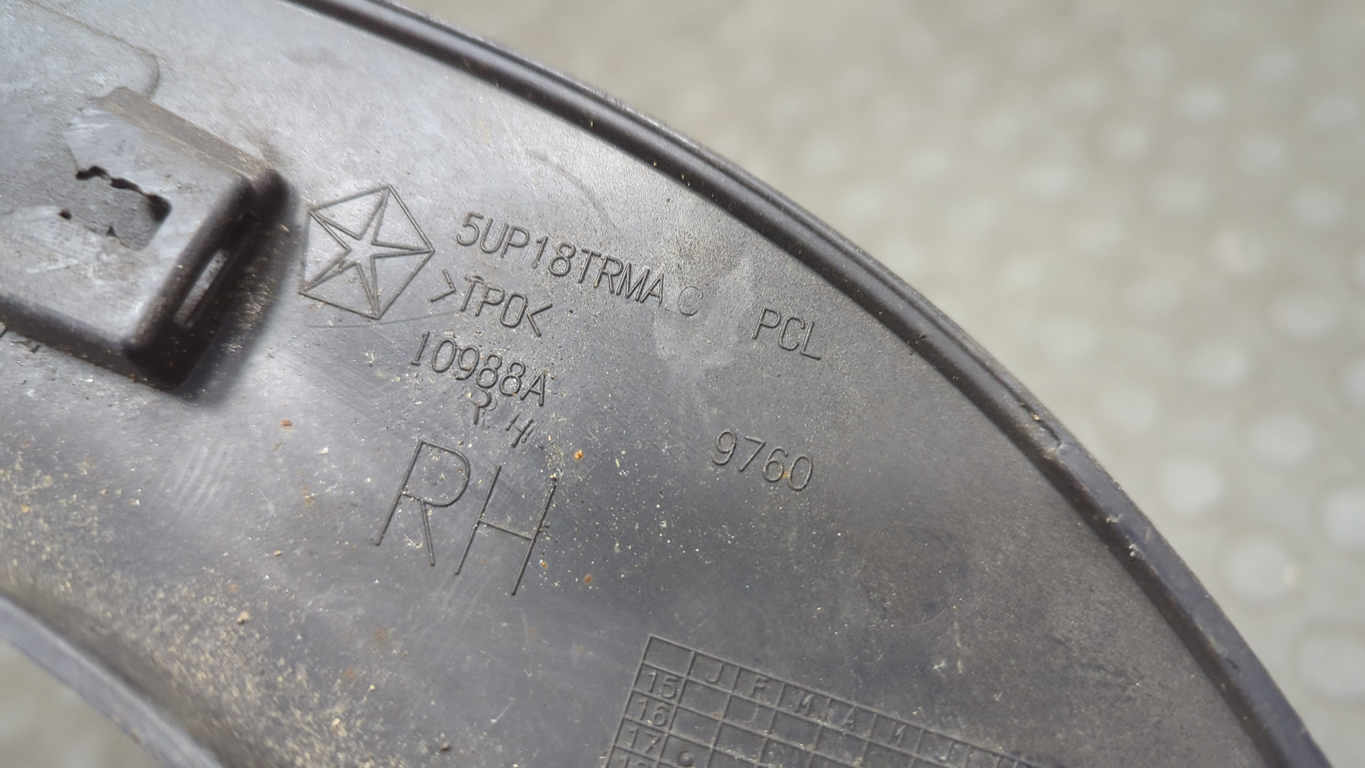 Молдинг заднего крыла правого