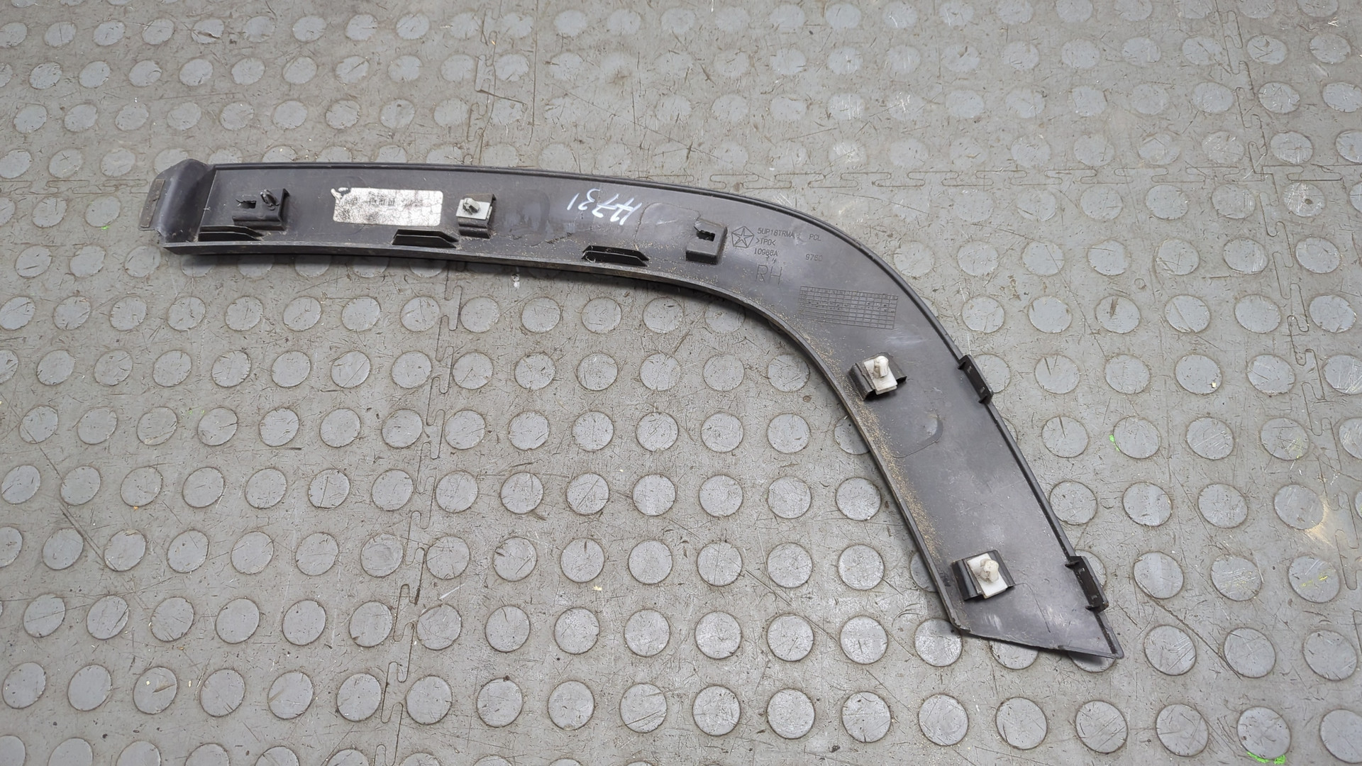Молдинг заднего крыла правого