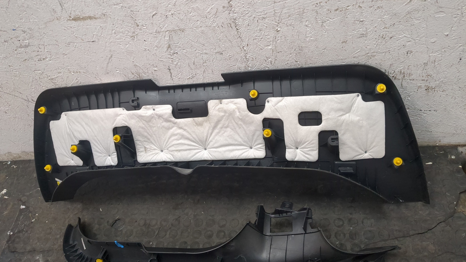 Обшивка двери багажника