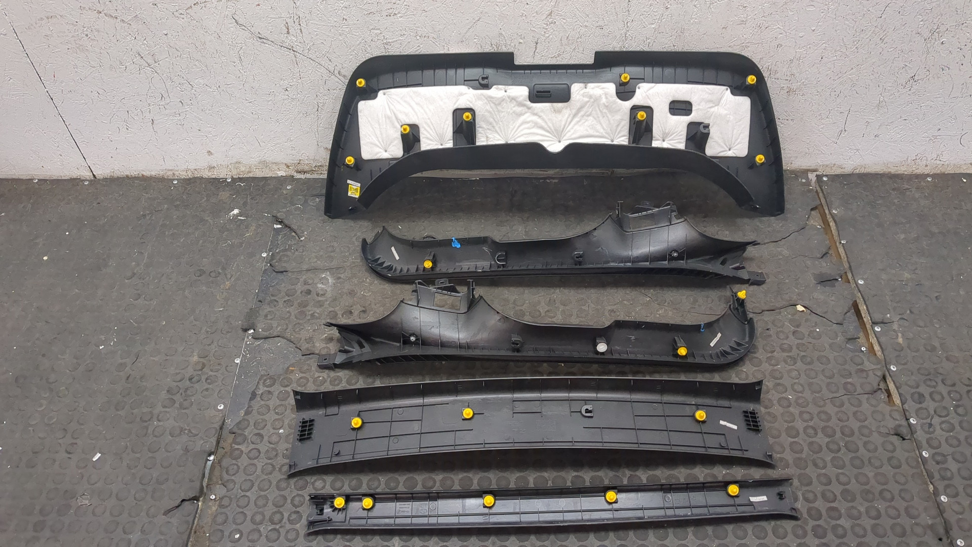 Обшивка двери багажника