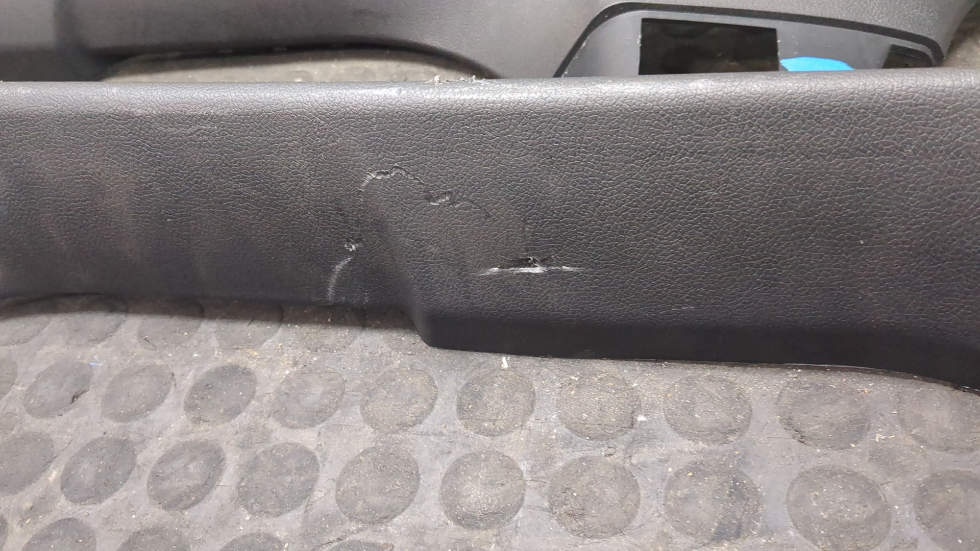 Обшивка двери багажника