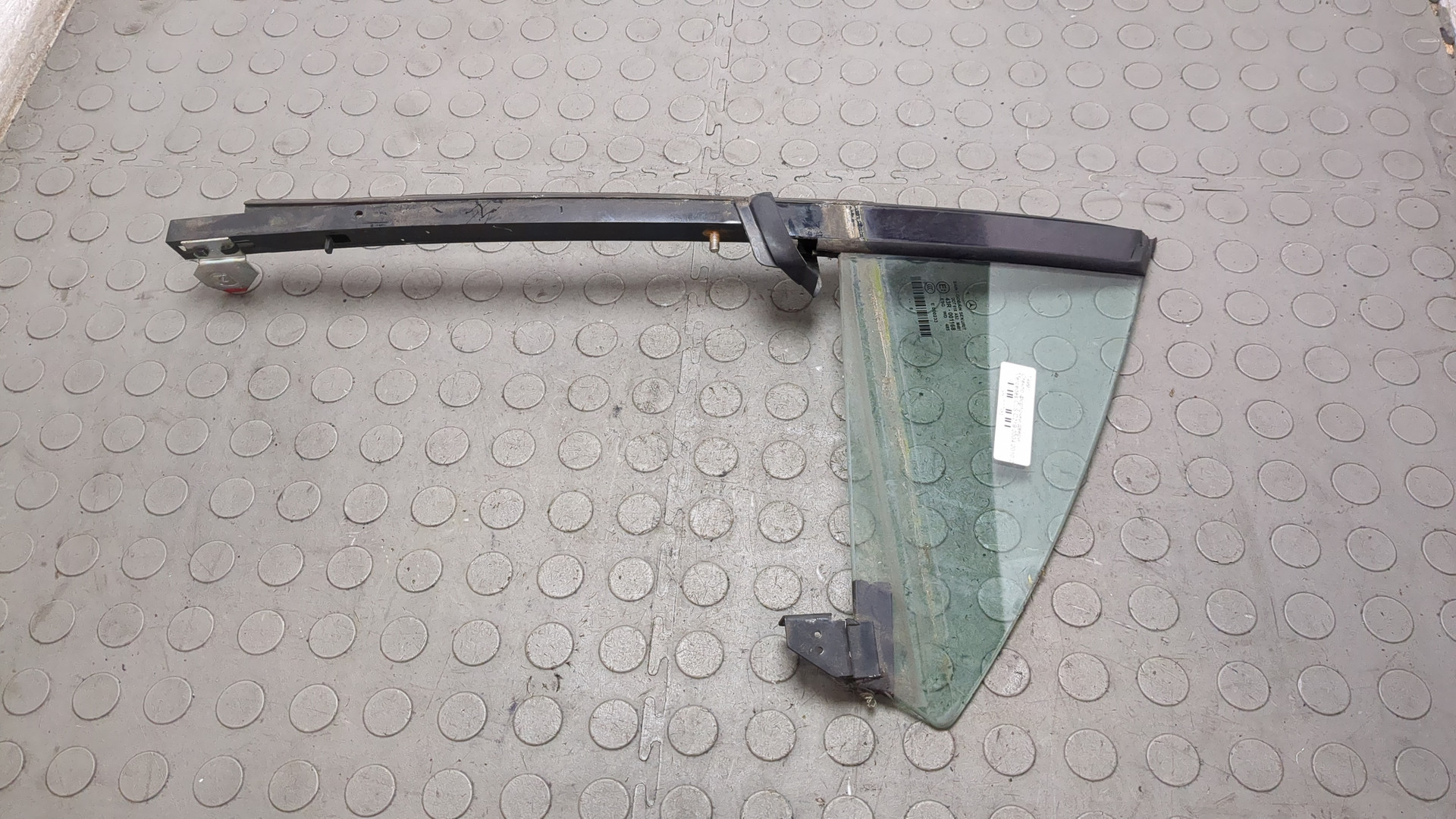 Стекло двери задней левой (форточка)