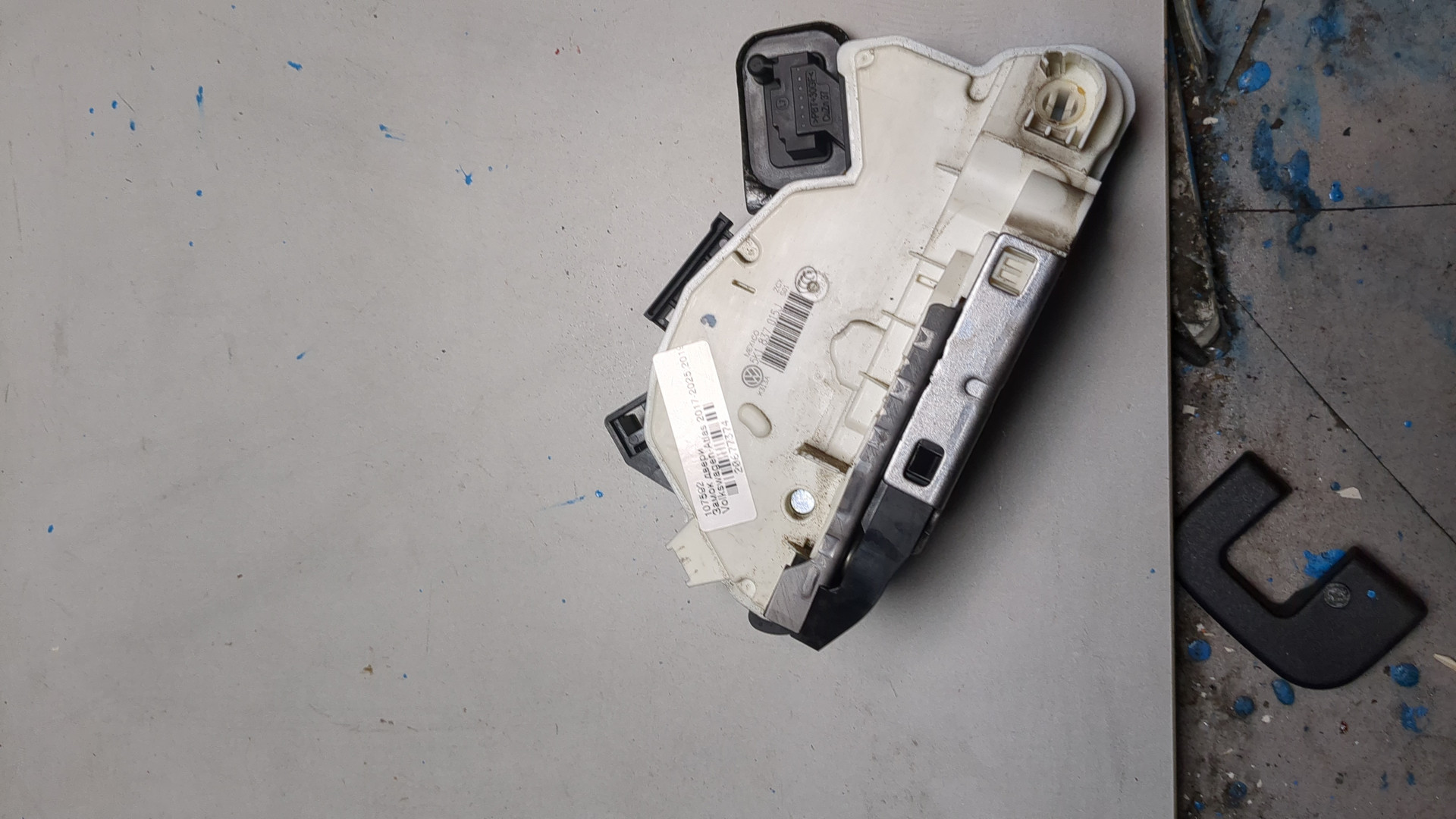 Замок двери передней левой