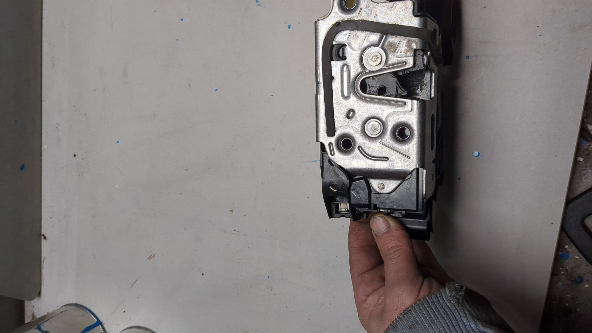 Замок двери передней левой