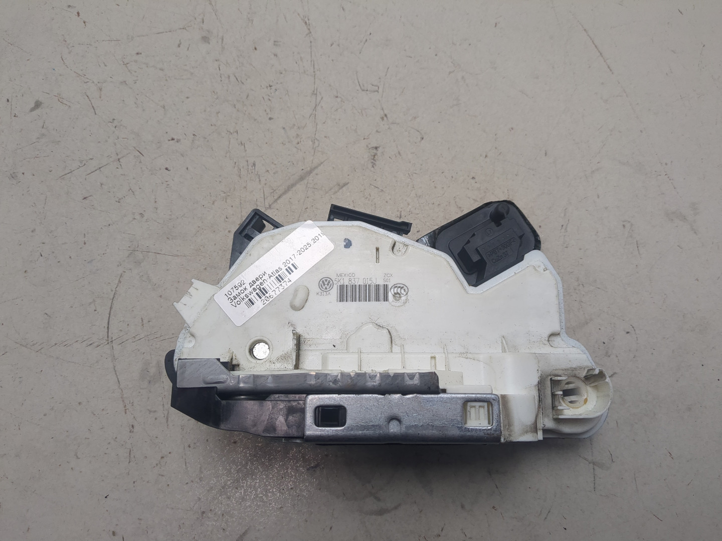 Замок двери передней левой