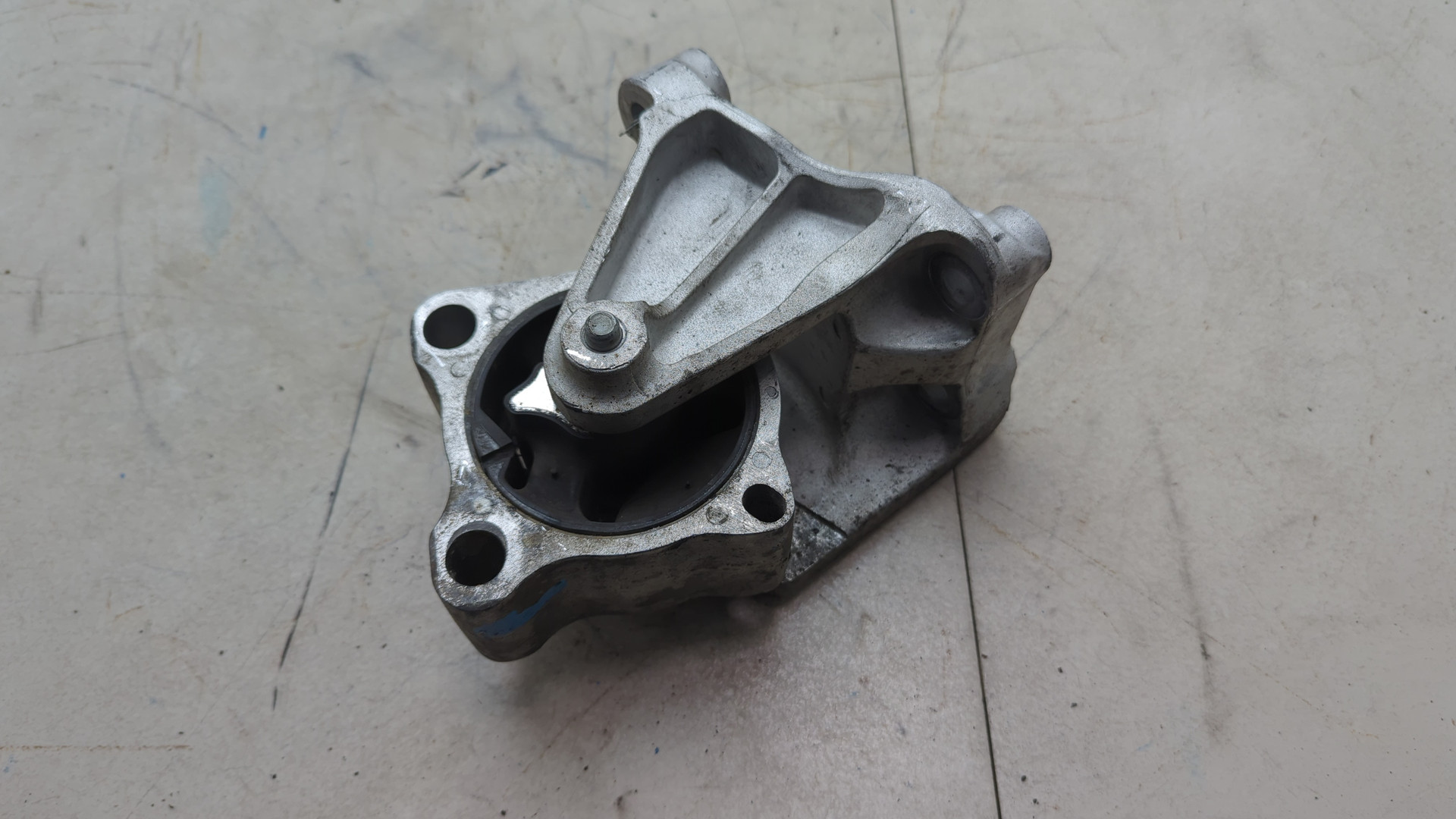 Опора КПП левая