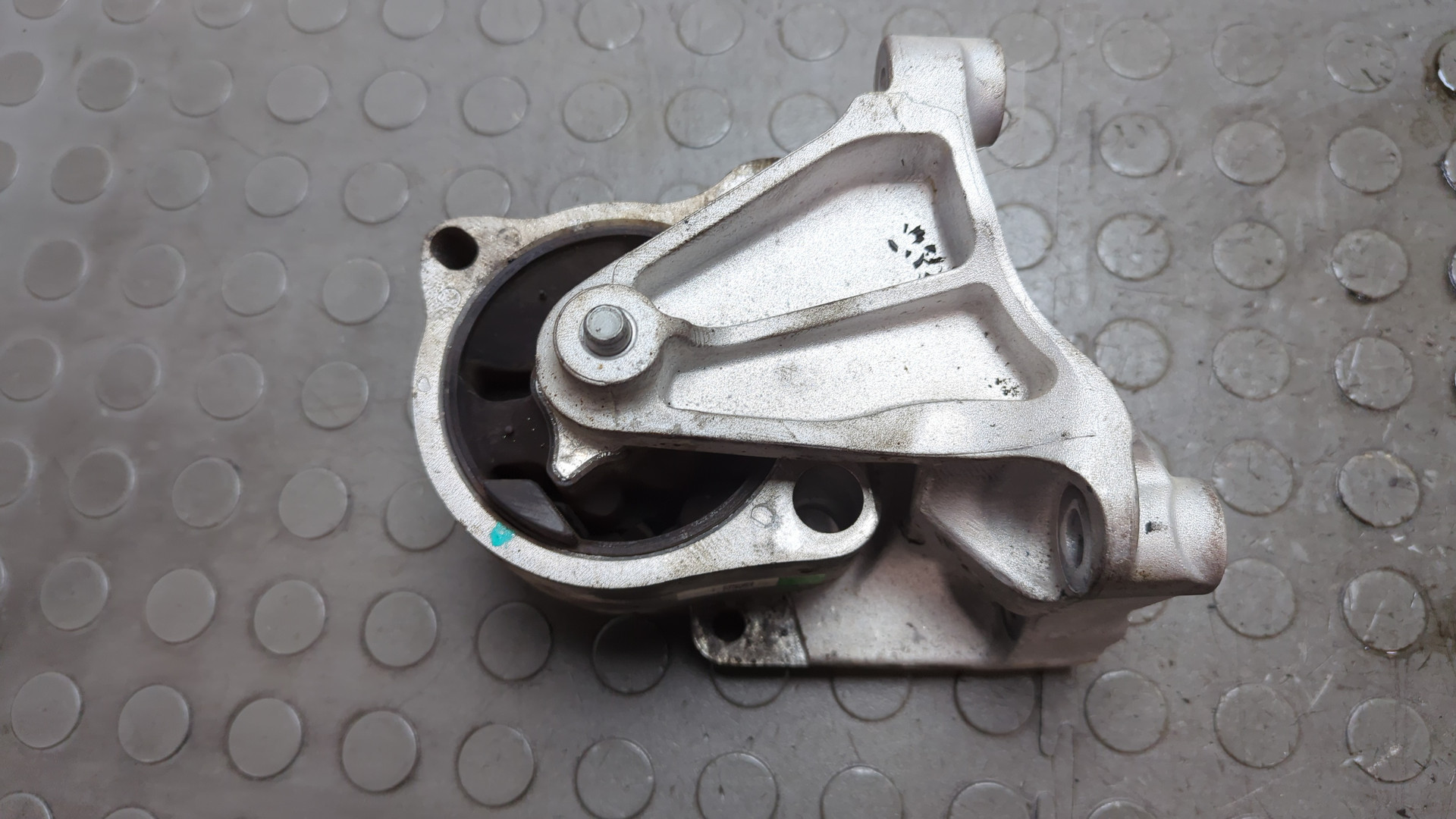 Опора КПП левая