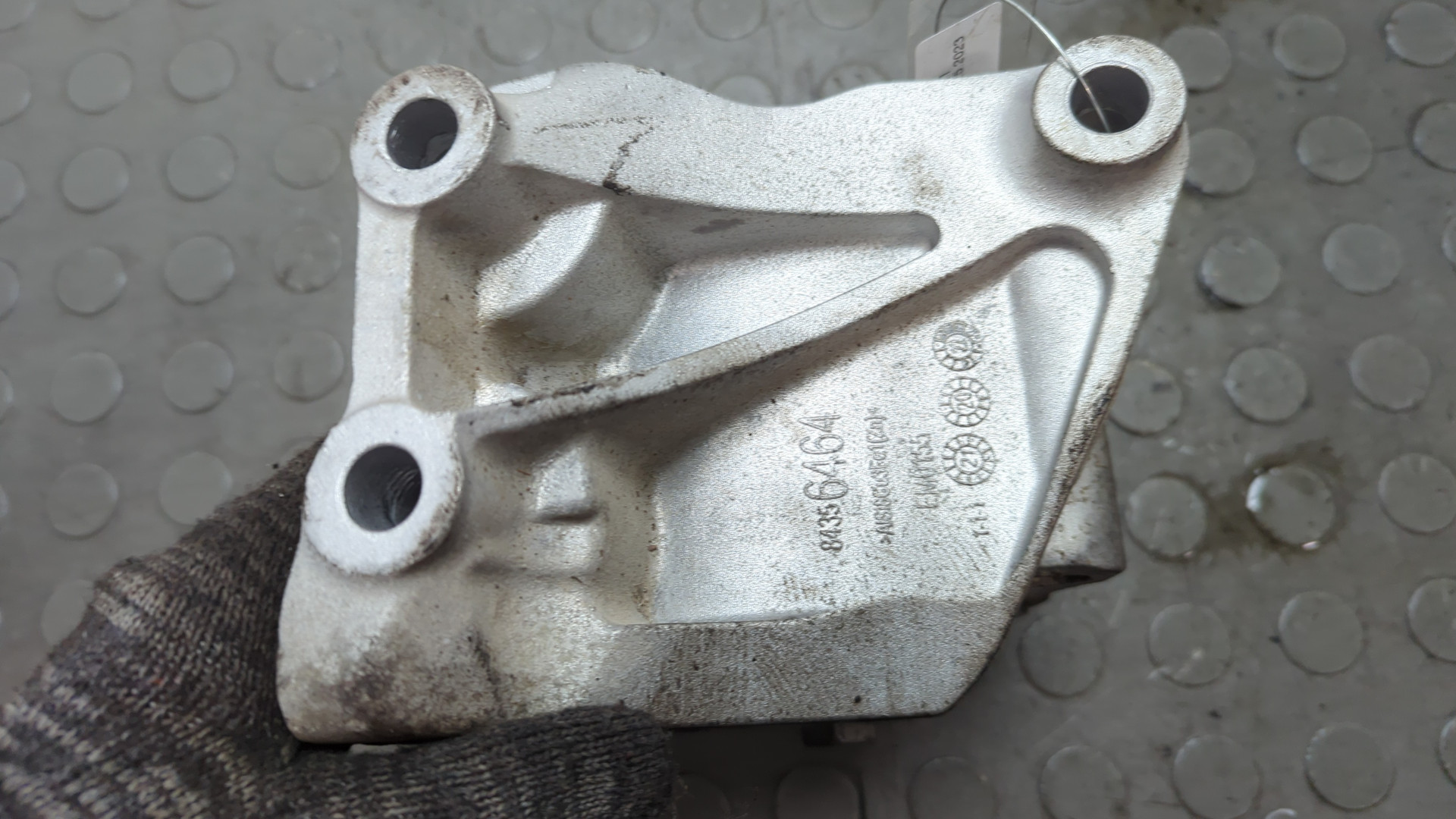 Опора КПП левая