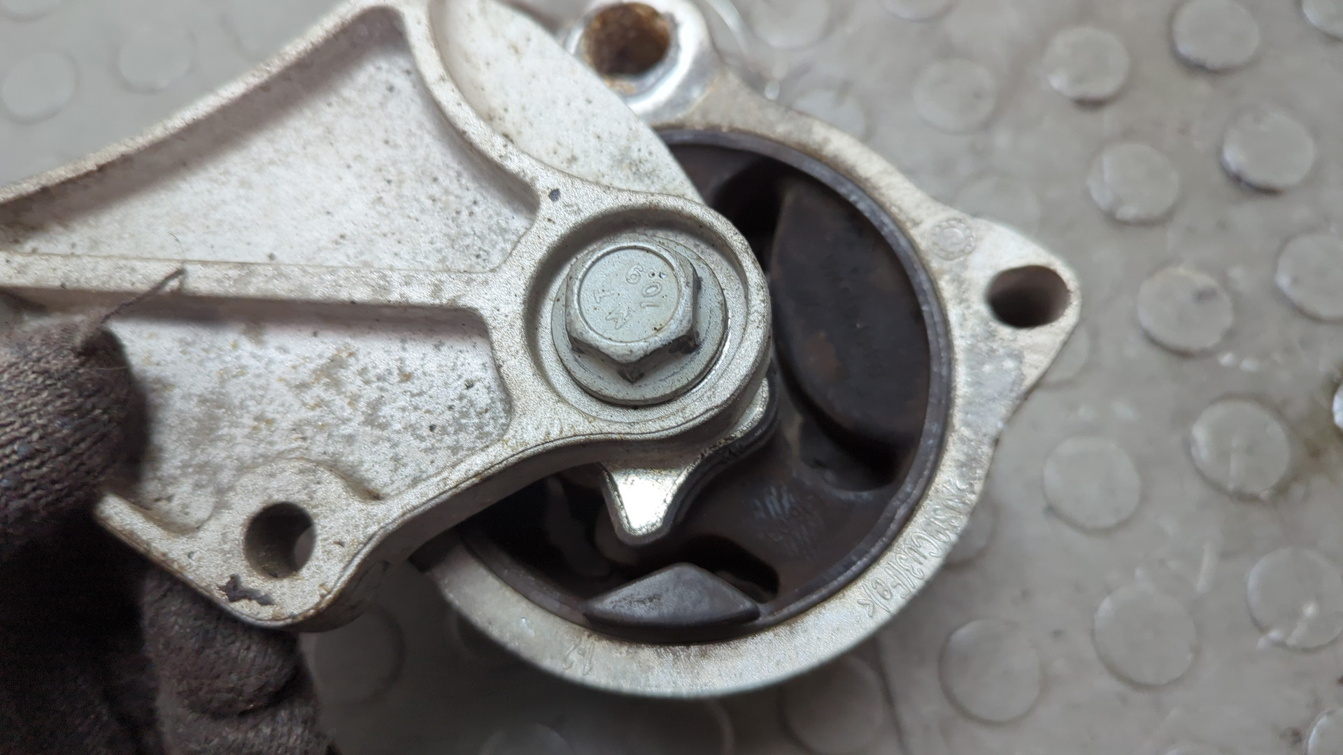 Опора КПП левая