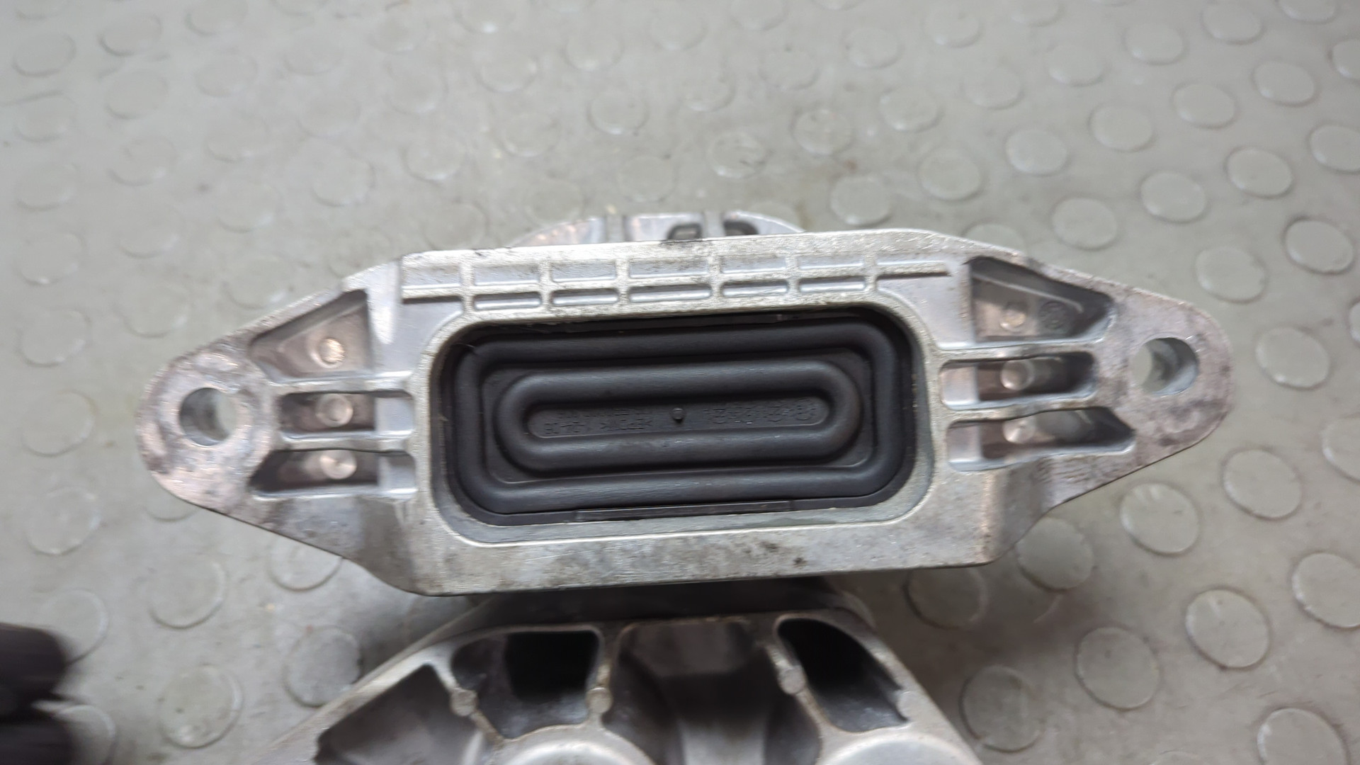 Опора КПП правая