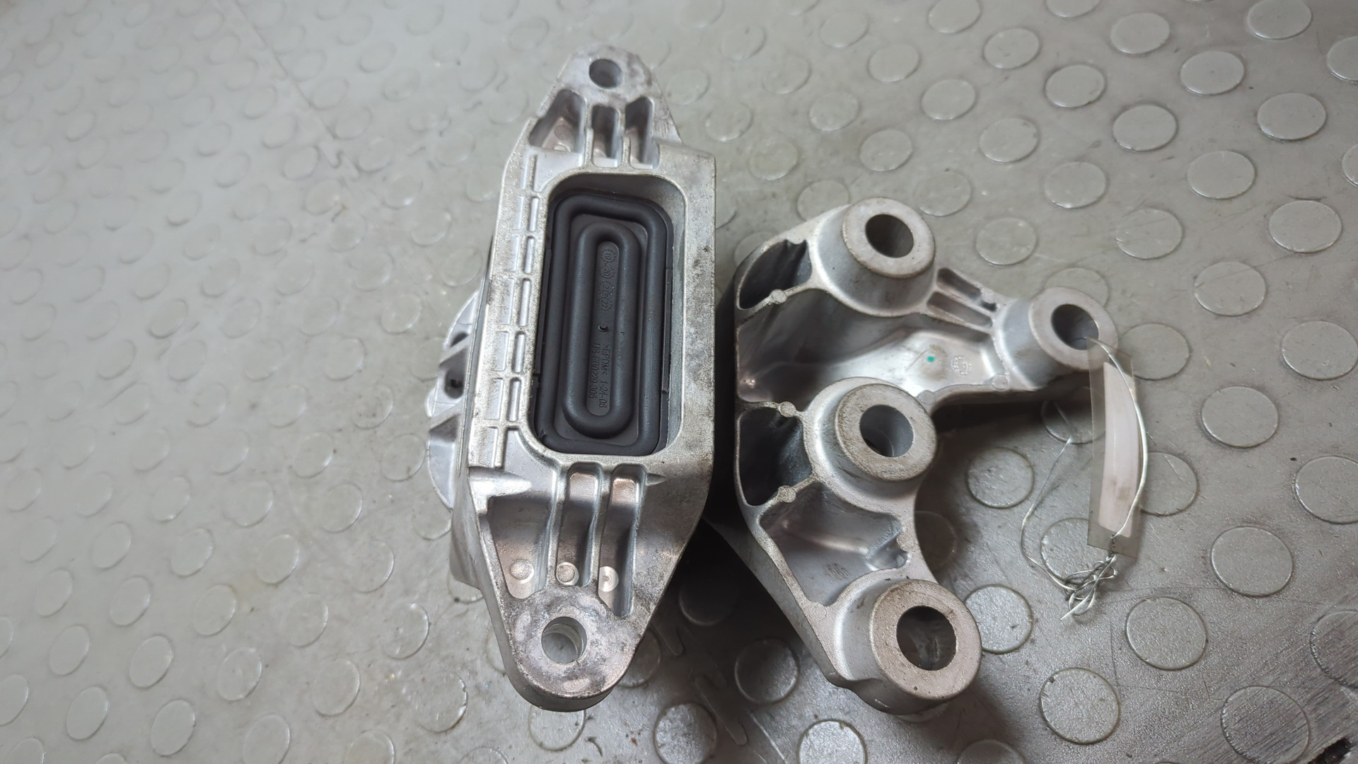 Опора КПП правая