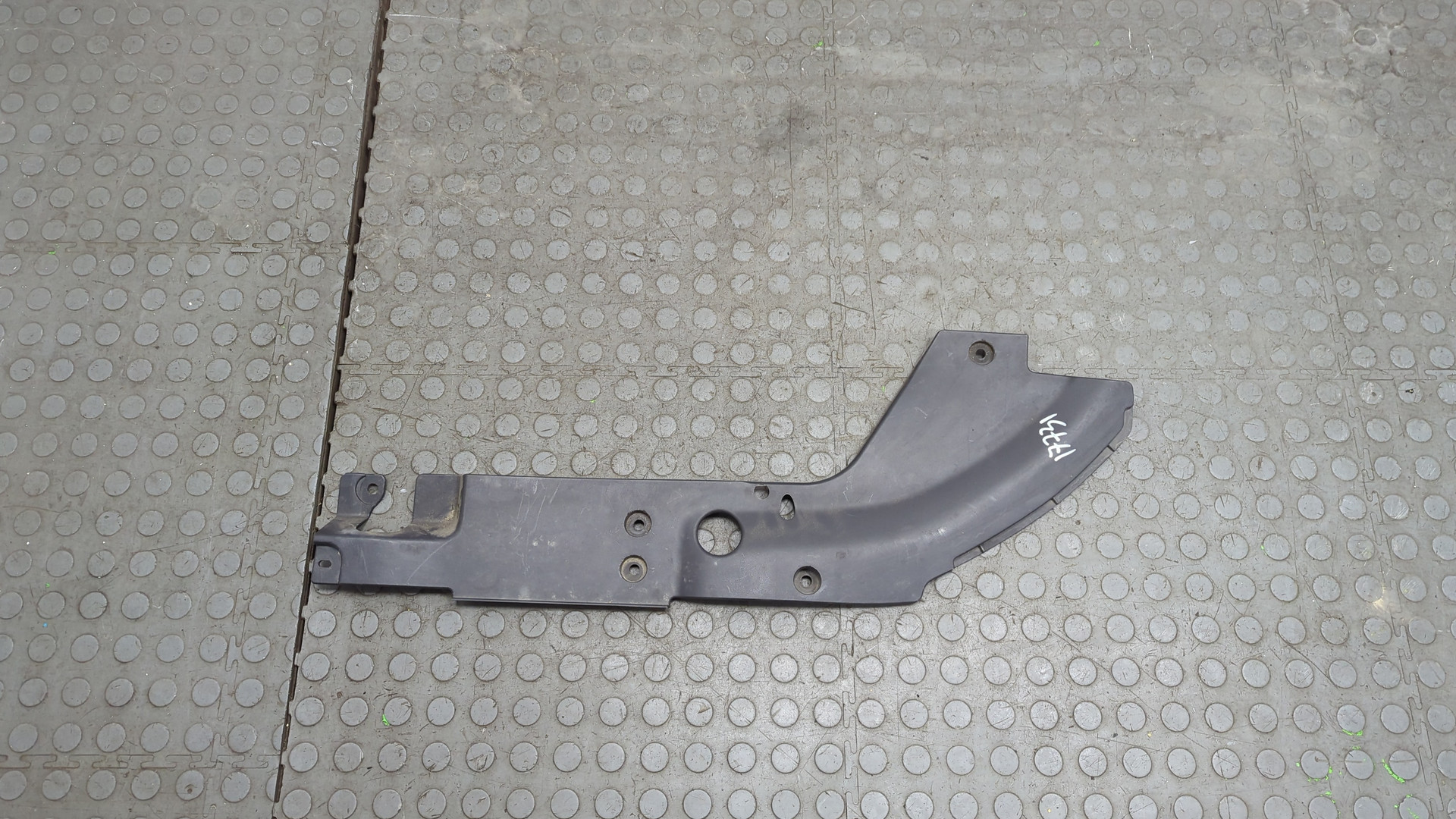 Кожух замка капота