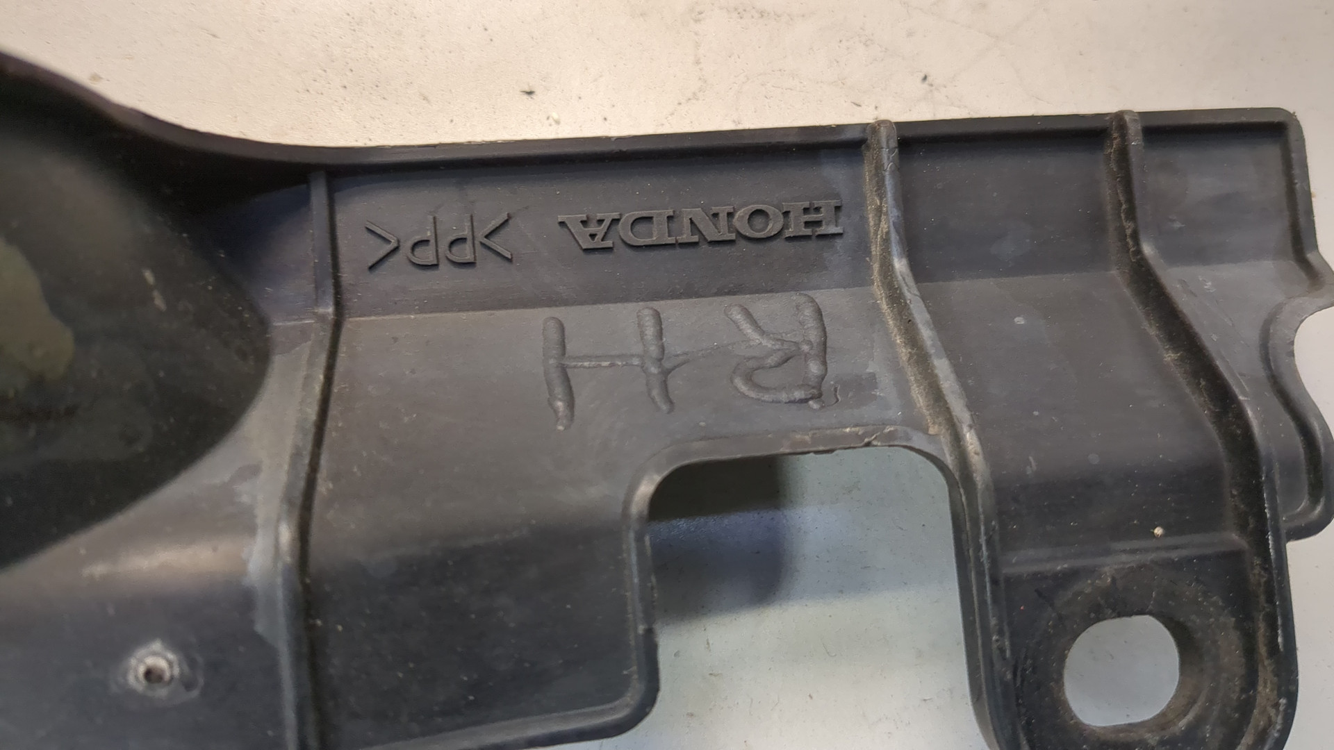 Воздуховод радиатора правый