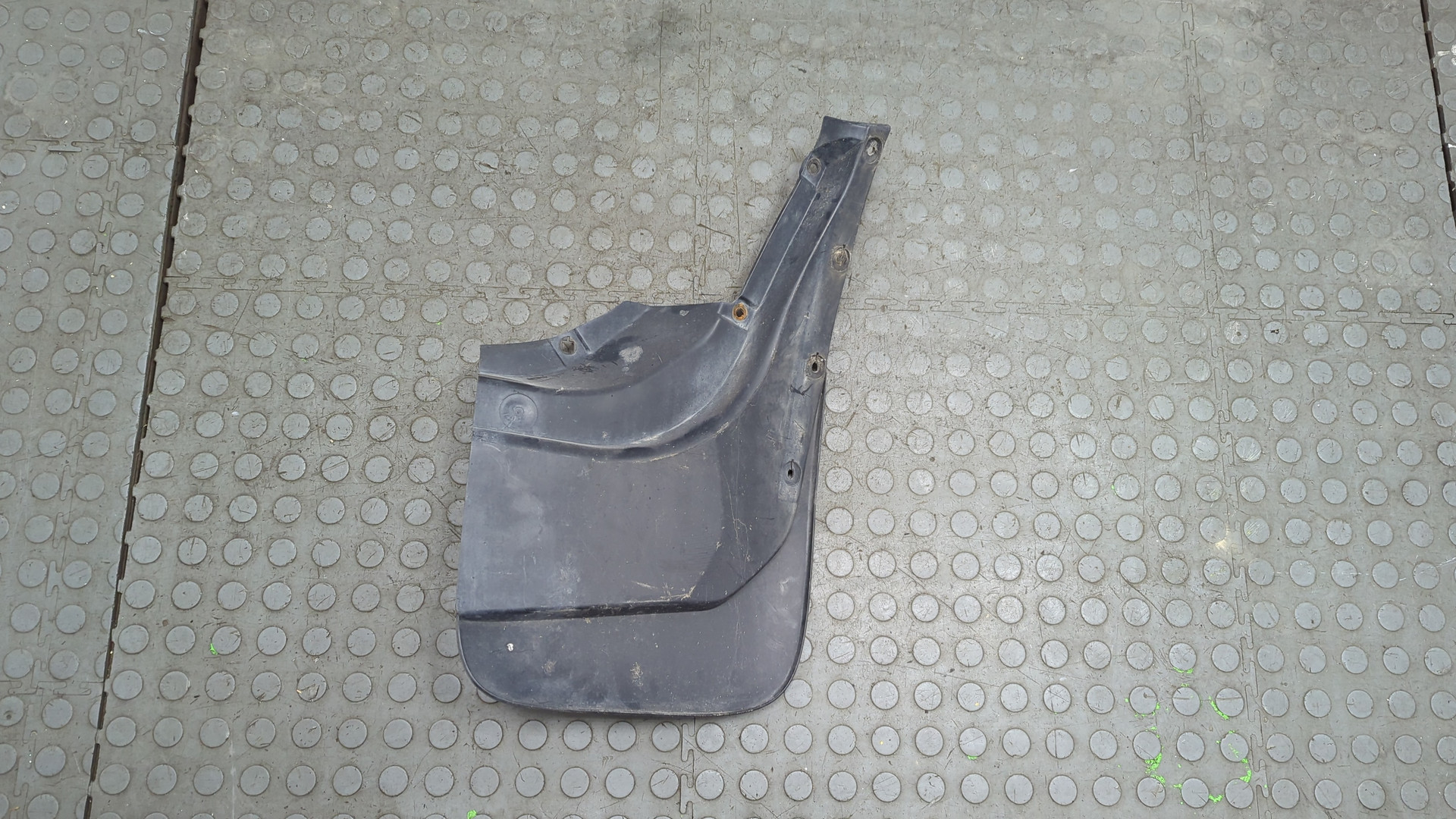 Брызговик передний левый