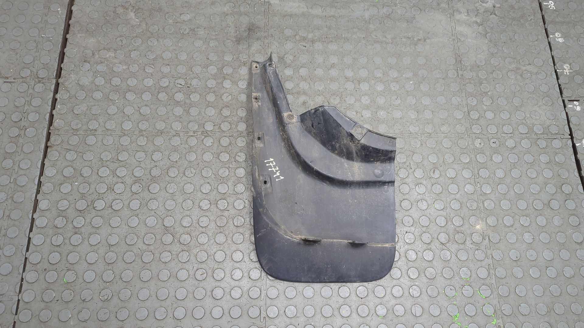 Брызговик передний левый