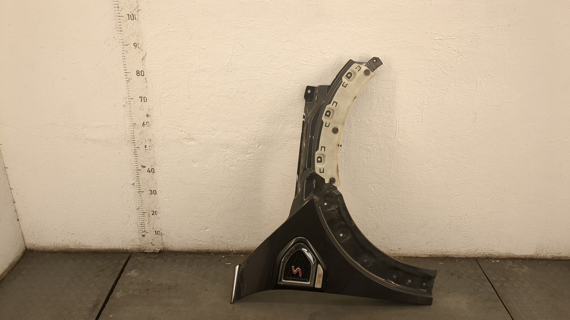 Крыло переднее правое