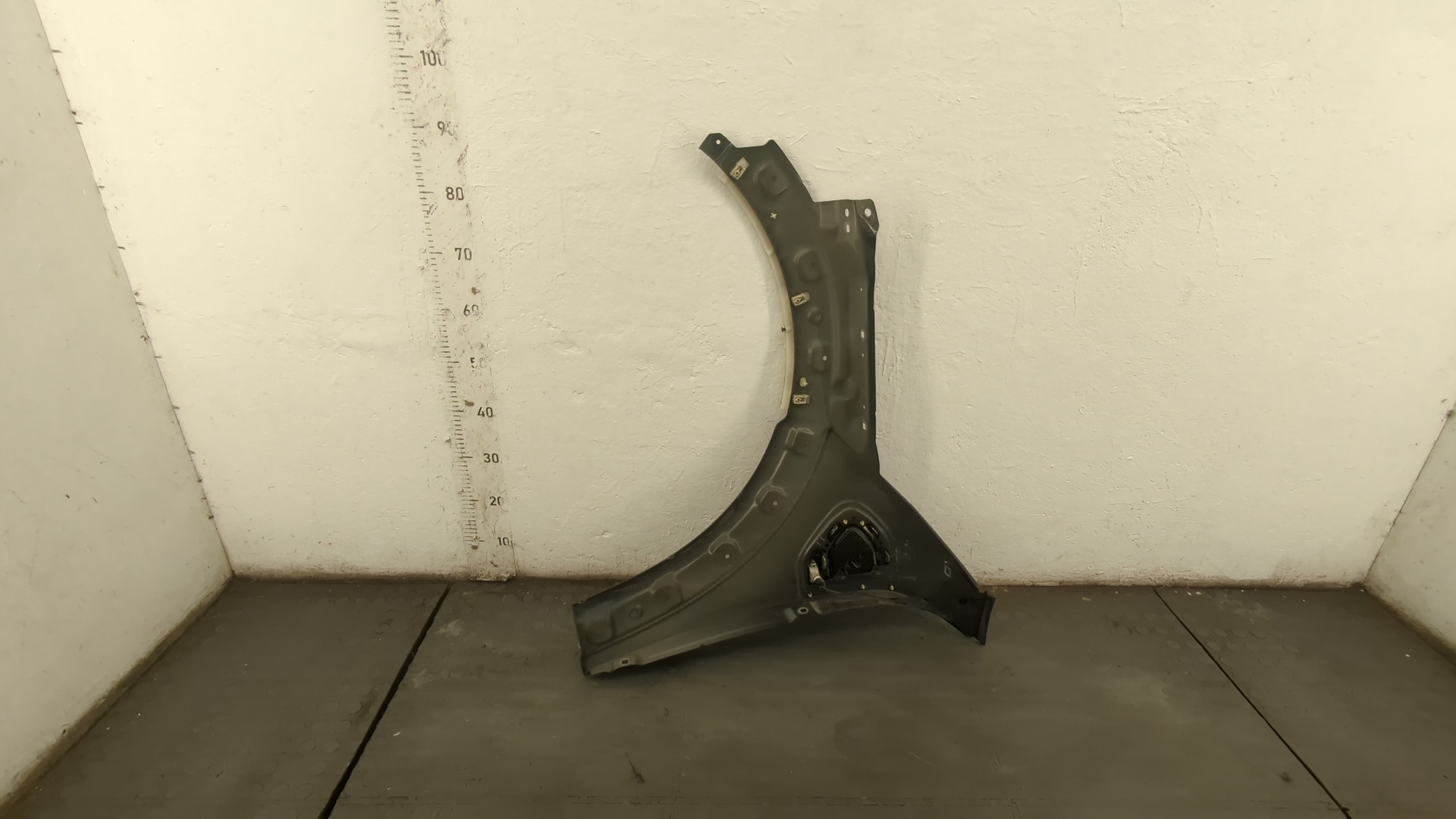 Крыло переднее правое