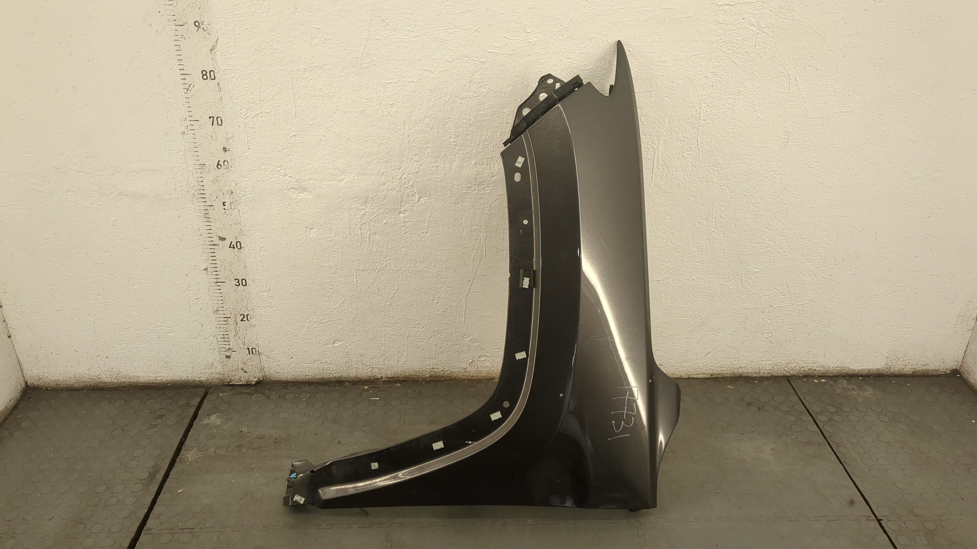 Крыло переднее левое