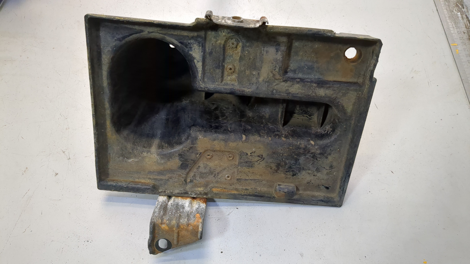 Площадка под аккумулятор (АКБ)