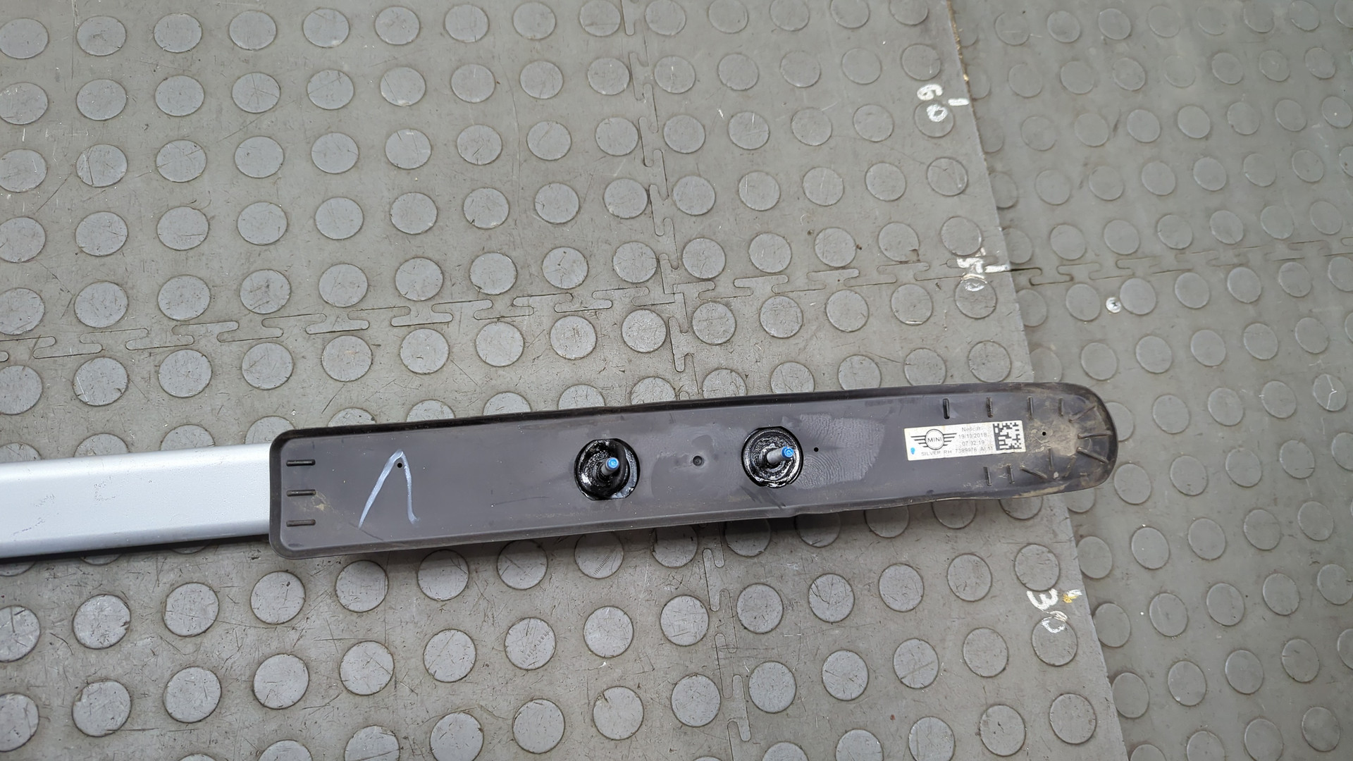 Рейлинг (релинг) правый (планка на крышу)