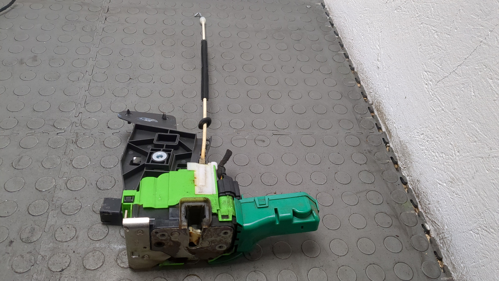 Замок двери передней правой