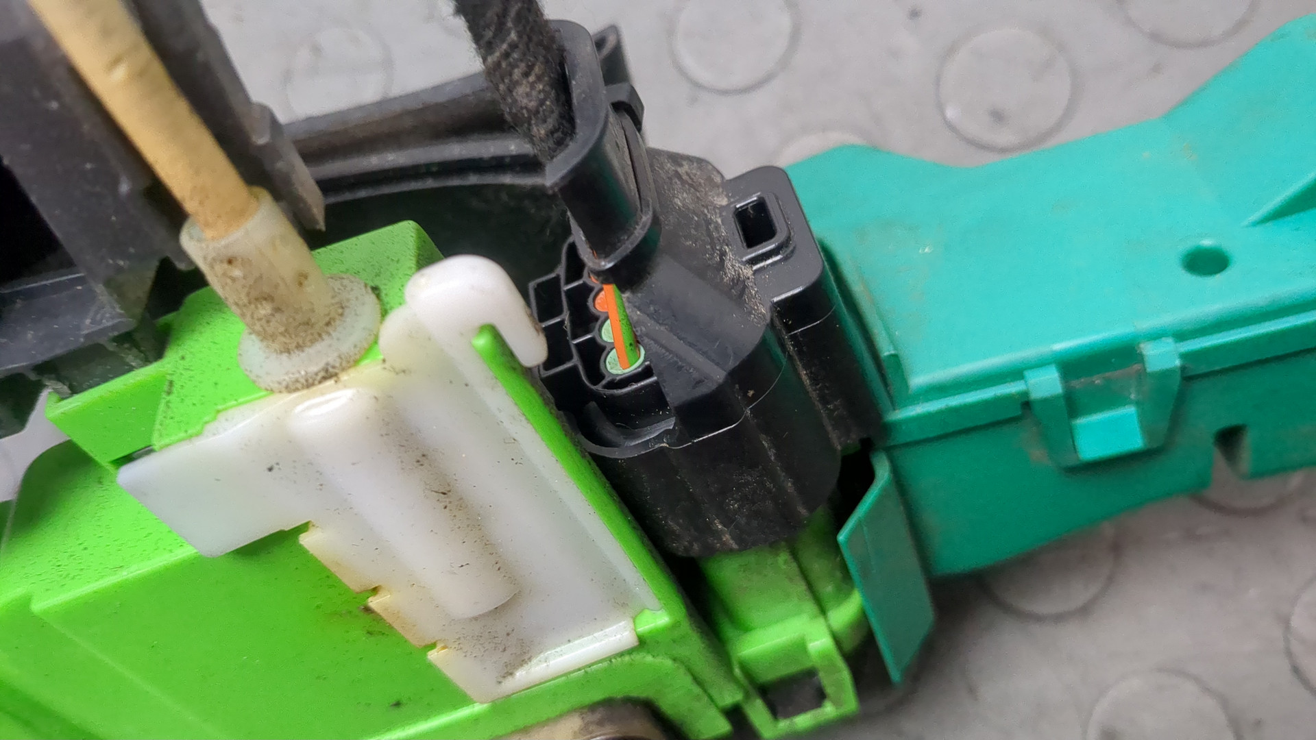 Замок двери передней правой